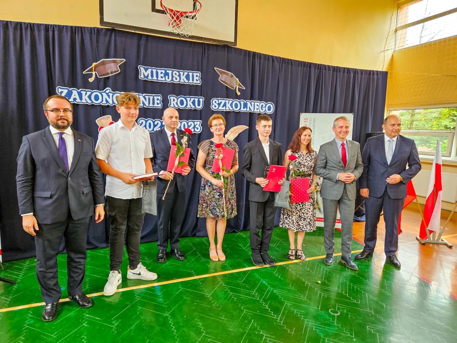 Zdjęcie w galerii na portalu naszraciborz.pl: Gorzko-słodkie miejskie zakończenie roku w SP 15 z rządowo-poselską obsadą [FOTO i WIDEO] wiadomości z regionu