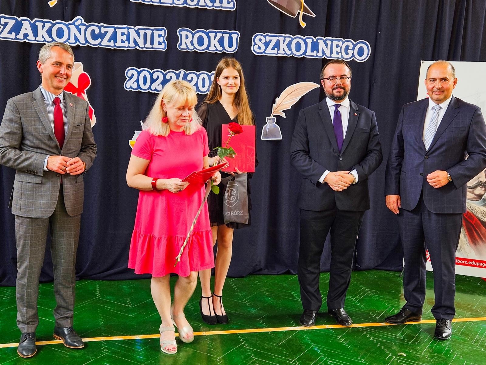 Zdjęcie w galerii na portalu naszraciborz.pl: Gorzko-słodkie miejskie zakończenie roku w SP 15 z rządowo-poselską obsadą [FOTO i WIDEO] wiadomości z regionu