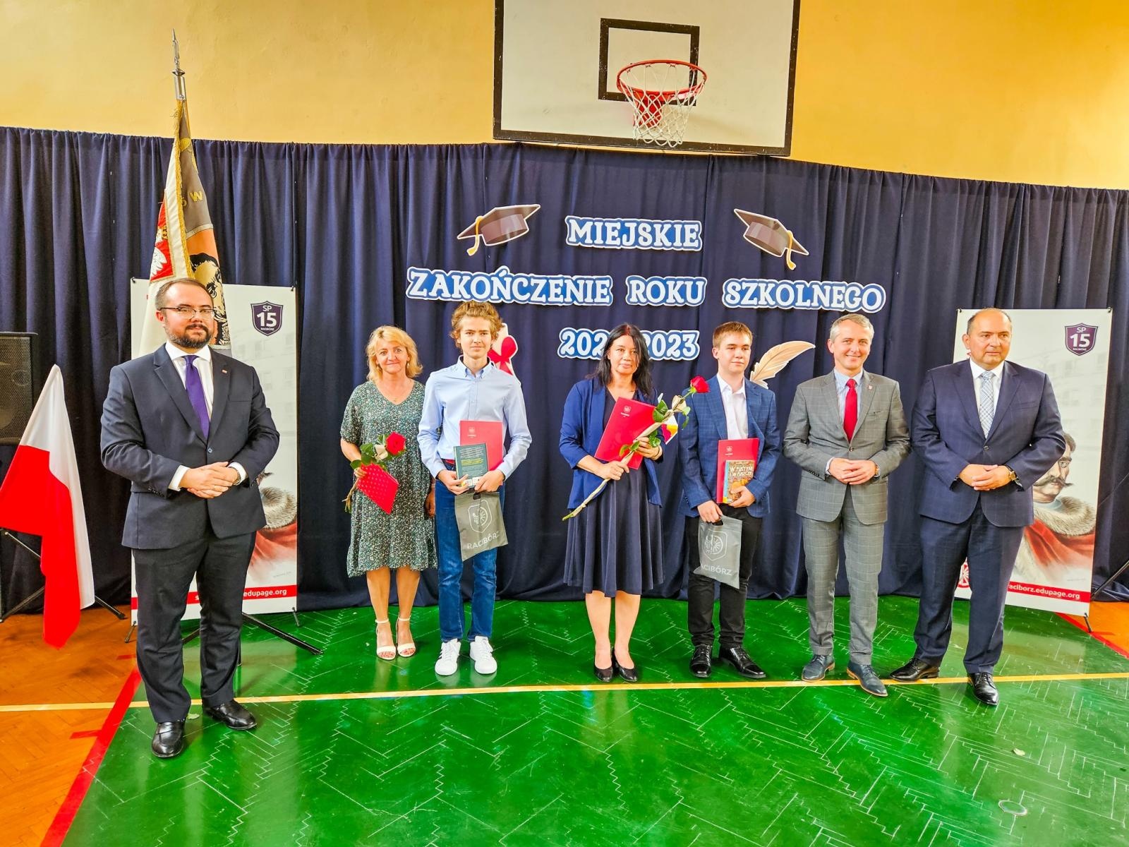 Zdjęcie w galerii na portalu naszraciborz.pl: Gorzko-słodkie miejskie zakończenie roku w SP 15 z rządowo-poselską obsadą [FOTO i WIDEO] wiadomości z regionu