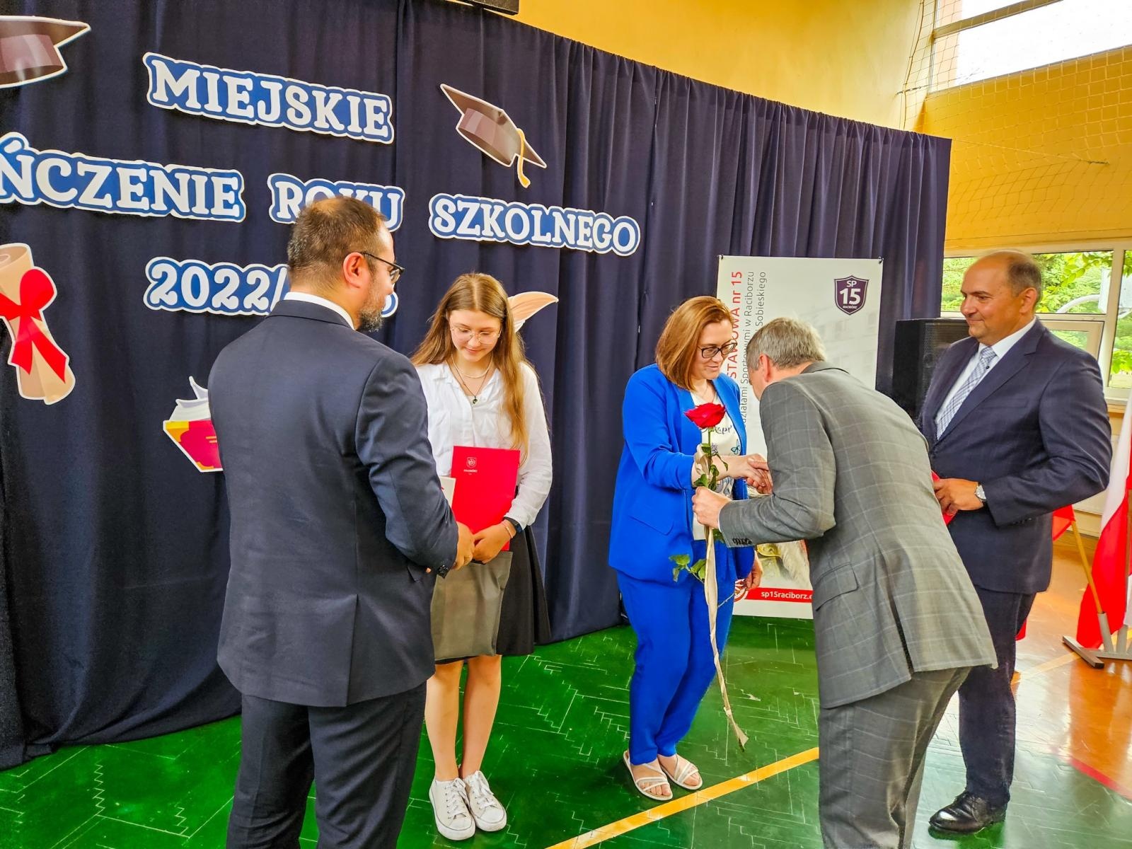 Zdjęcie w galerii na portalu naszraciborz.pl: Gorzko-słodkie miejskie zakończenie roku w SP 15 z rządowo-poselską obsadą [FOTO i WIDEO] wiadomości z regionu