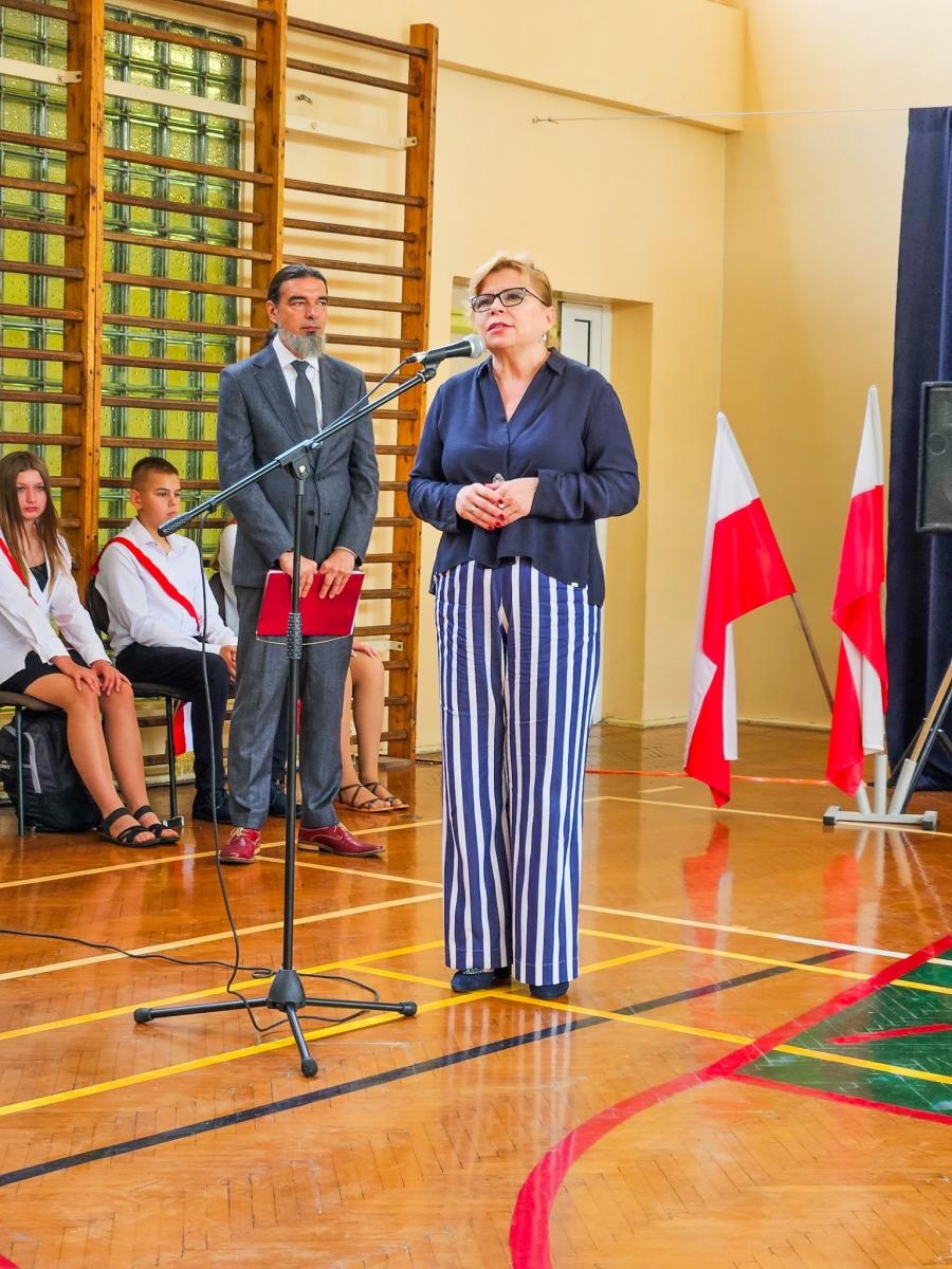 Zdjęcie w galerii na portalu naszraciborz.pl: Gorzko-słodkie miejskie zakończenie roku w SP 15 z rządowo-poselską obsadą [FOTO i WIDEO] wiadomości z regionu