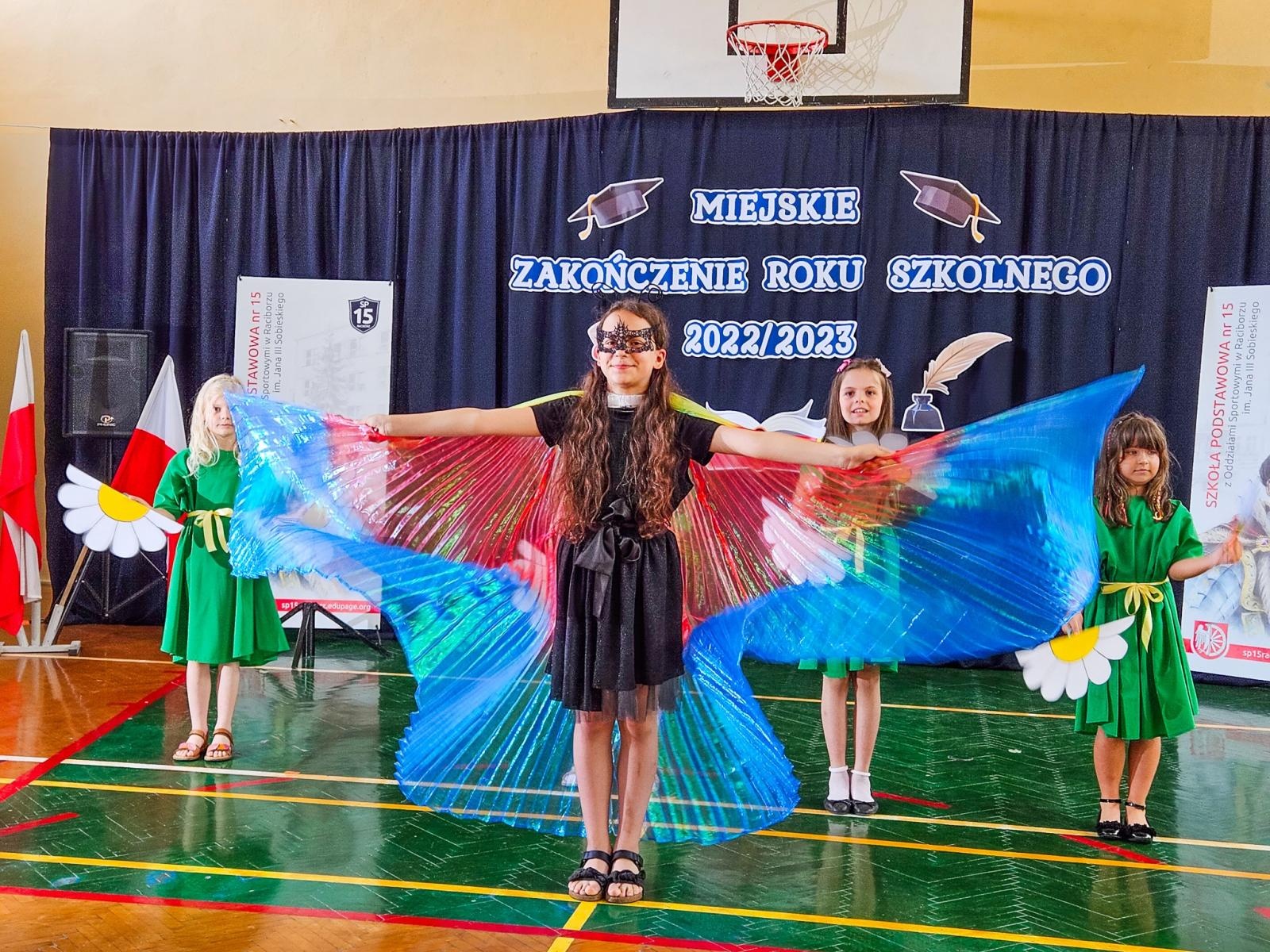 Zdjęcie w galerii na portalu naszraciborz.pl: Gorzko-słodkie miejskie zakończenie roku w SP 15 z rządowo-poselską obsadą [FOTO i WIDEO] wiadomości z regionu