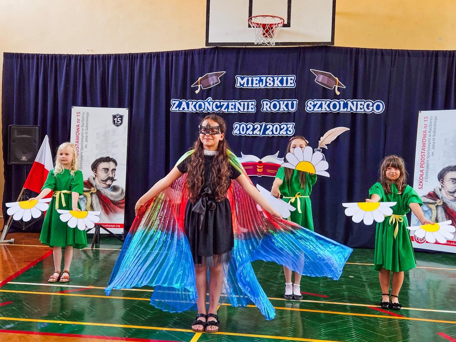 Zdjęcie w galerii na portalu naszraciborz.pl: Gorzko-słodkie miejskie zakończenie roku w SP 15 z rządowo-poselską obsadą [FOTO i WIDEO] wiadomości z regionu