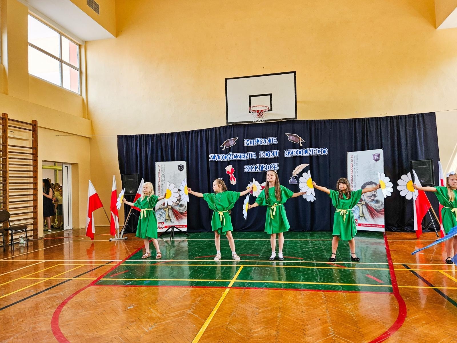 Zdjęcie w galerii na portalu naszraciborz.pl: Gorzko-słodkie miejskie zakończenie roku w SP 15 z rządowo-poselską obsadą [FOTO i WIDEO] wiadomości z regionu