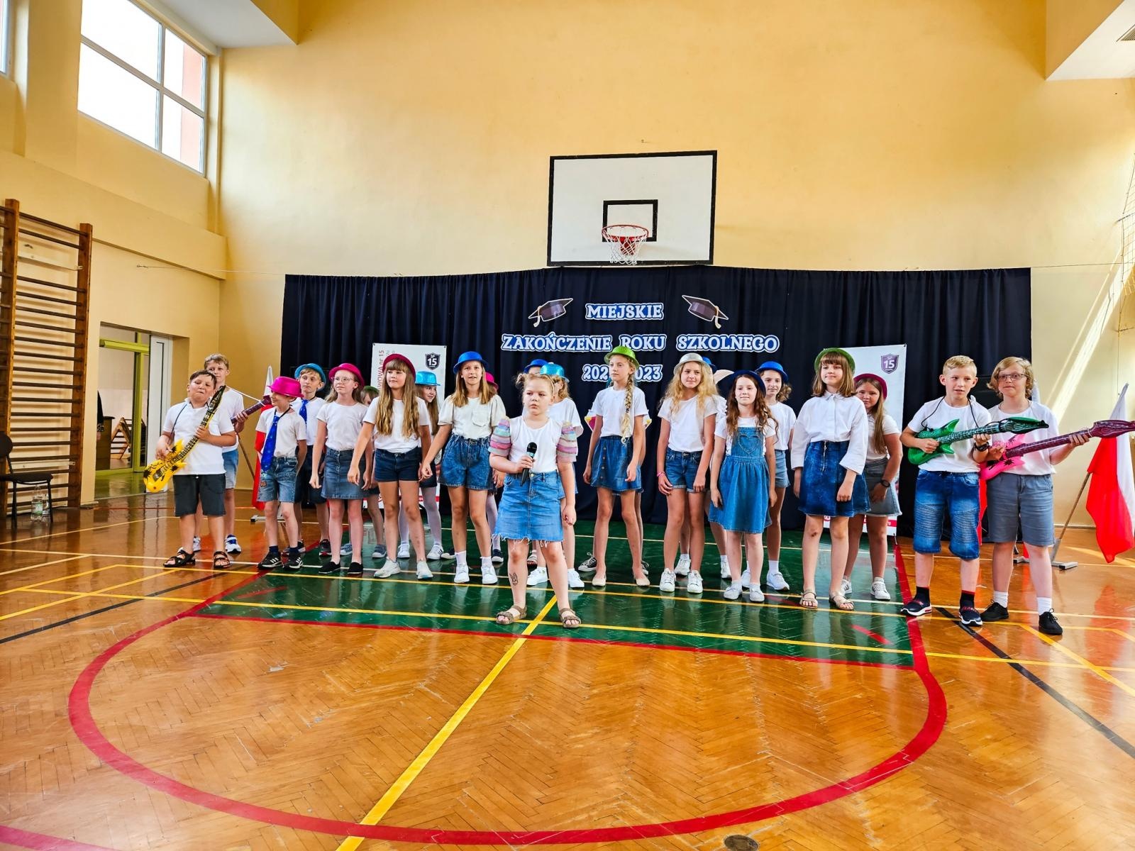 Zdjęcie w galerii na portalu naszraciborz.pl: Gorzko-słodkie miejskie zakończenie roku w SP 15 z rządowo-poselską obsadą [FOTO i WIDEO] wiadomości z regionu