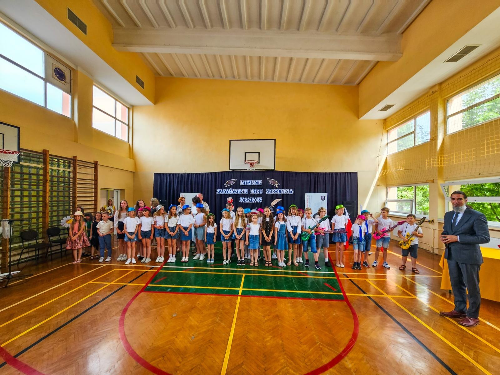 Zdjęcie w galerii na portalu naszraciborz.pl: Gorzko-słodkie miejskie zakończenie roku w SP 15 z rządowo-poselską obsadą [FOTO i WIDEO] wiadomości z regionu