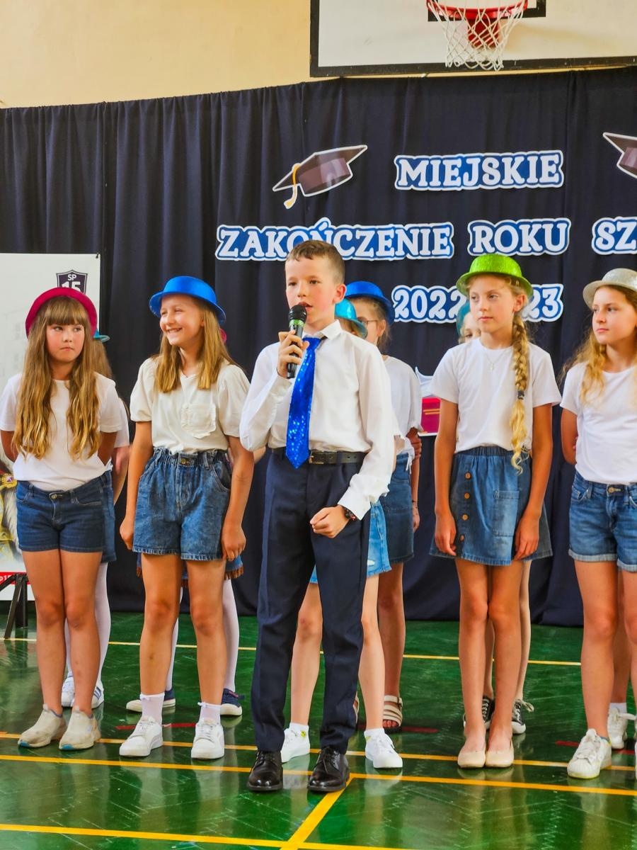 Zdjęcie w galerii na portalu naszraciborz.pl: Gorzko-słodkie miejskie zakończenie roku w SP 15 z rządowo-poselską obsadą [FOTO i WIDEO] wiadomości z regionu