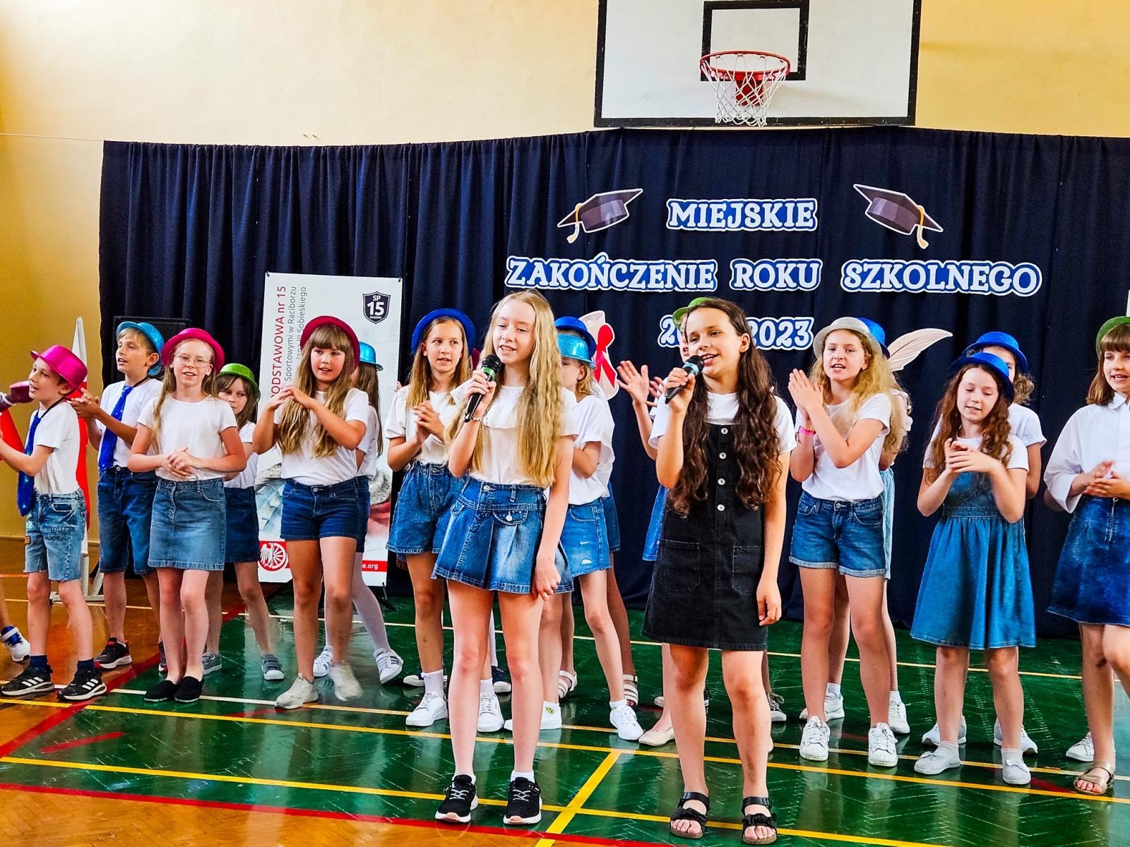 Zdjęcie w galerii na portalu naszraciborz.pl: Gorzko-słodkie miejskie zakończenie roku w SP 15 z rządowo-poselską obsadą [FOTO i WIDEO] wiadomości z regionu