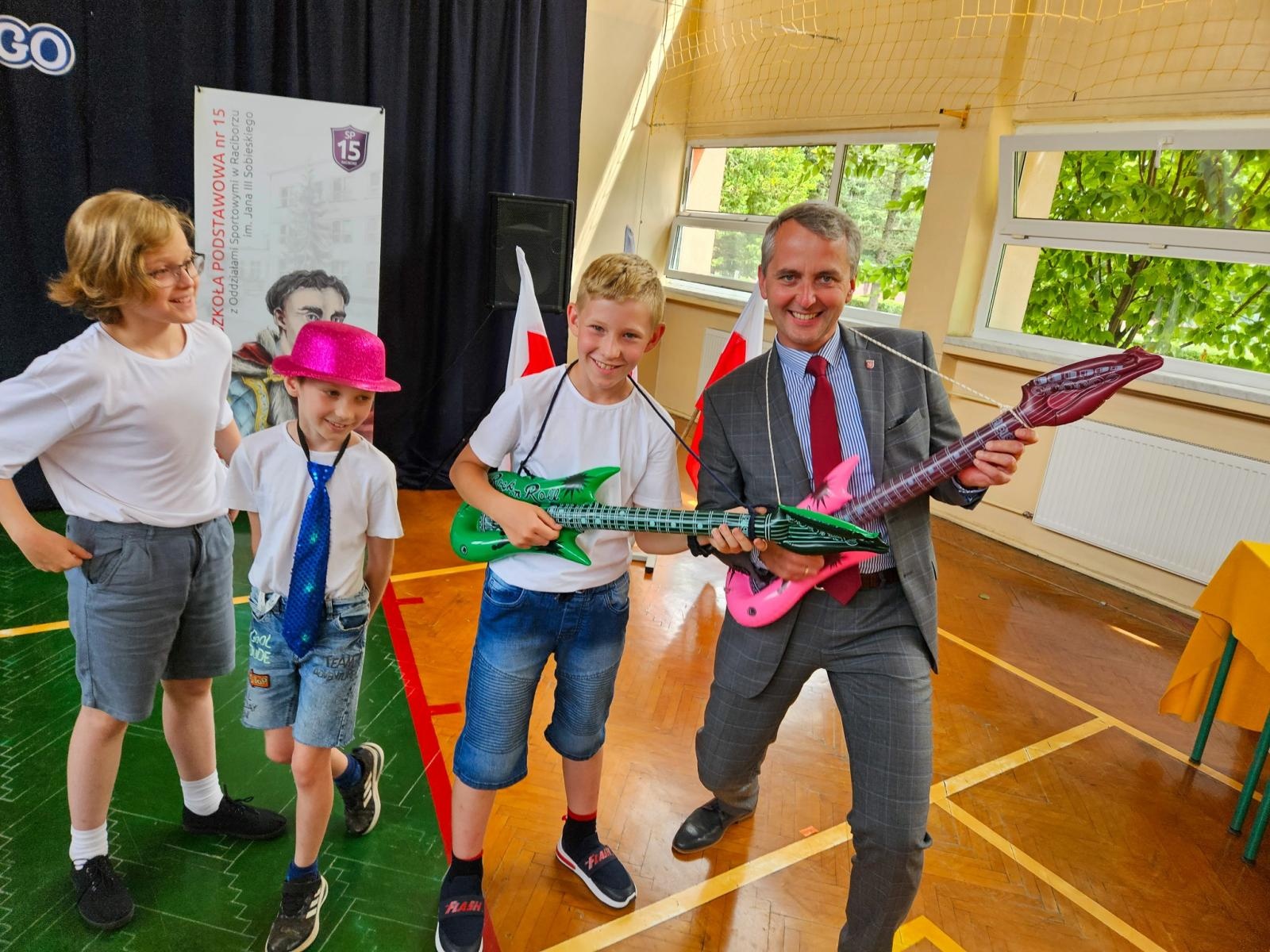 Zdjęcie w galerii na portalu naszraciborz.pl: Gorzko-słodkie miejskie zakończenie roku w SP 15 z rządowo-poselską obsadą [FOTO i WIDEO] wiadomości z regionu