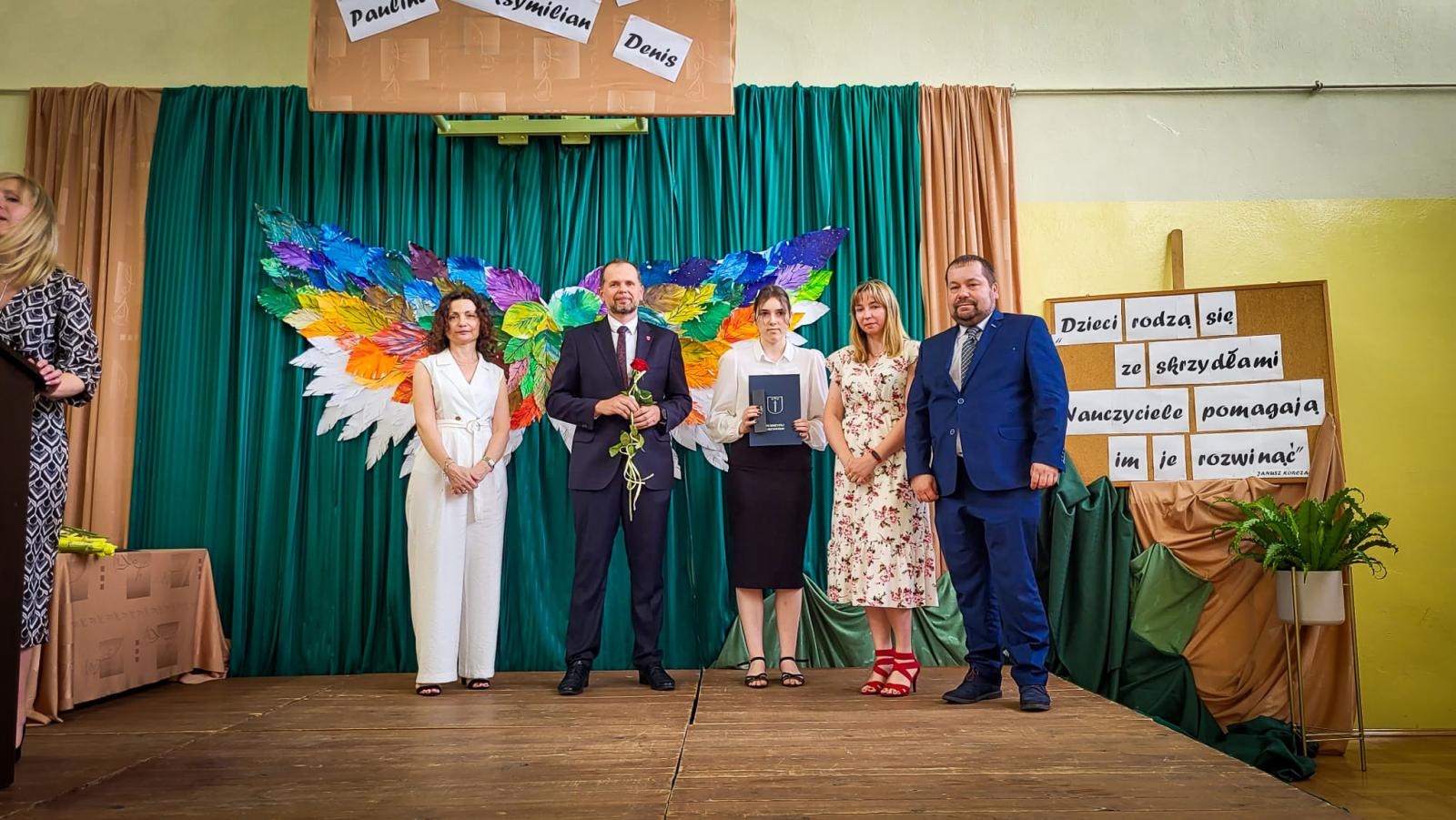 Zdjęcie w galerii na portalu naszraciborz.pl: Pióro z grawerem, dyplom i bon. Burmistrz Krzanowic uhonorował prymusów wiadomości z regionu