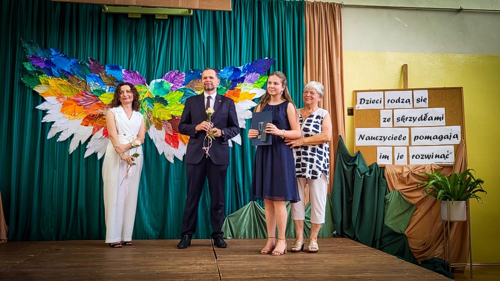 Zdjęcie w galerii na portalu naszraciborz.pl: Pióro z grawerem, dyplom i bon. Burmistrz Krzanowic uhonorował prymusów wiadomości z regionu