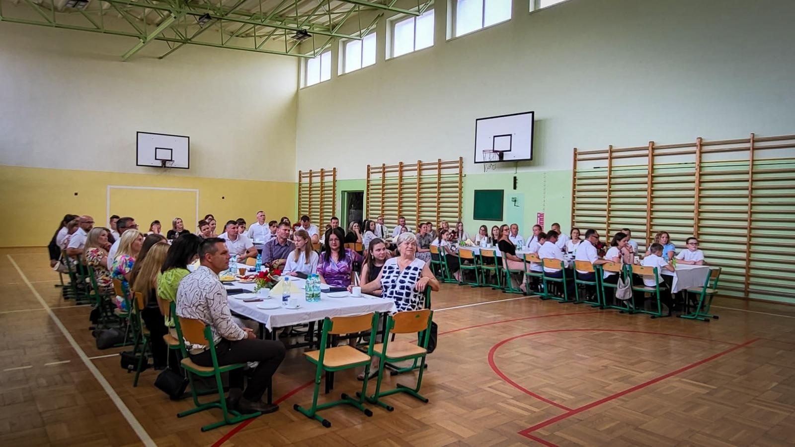 Zdjęcie w galerii na portalu naszraciborz.pl: Pióro z grawerem, dyplom i bon. Burmistrz Krzanowic uhonorował prymusów wiadomości z regionu