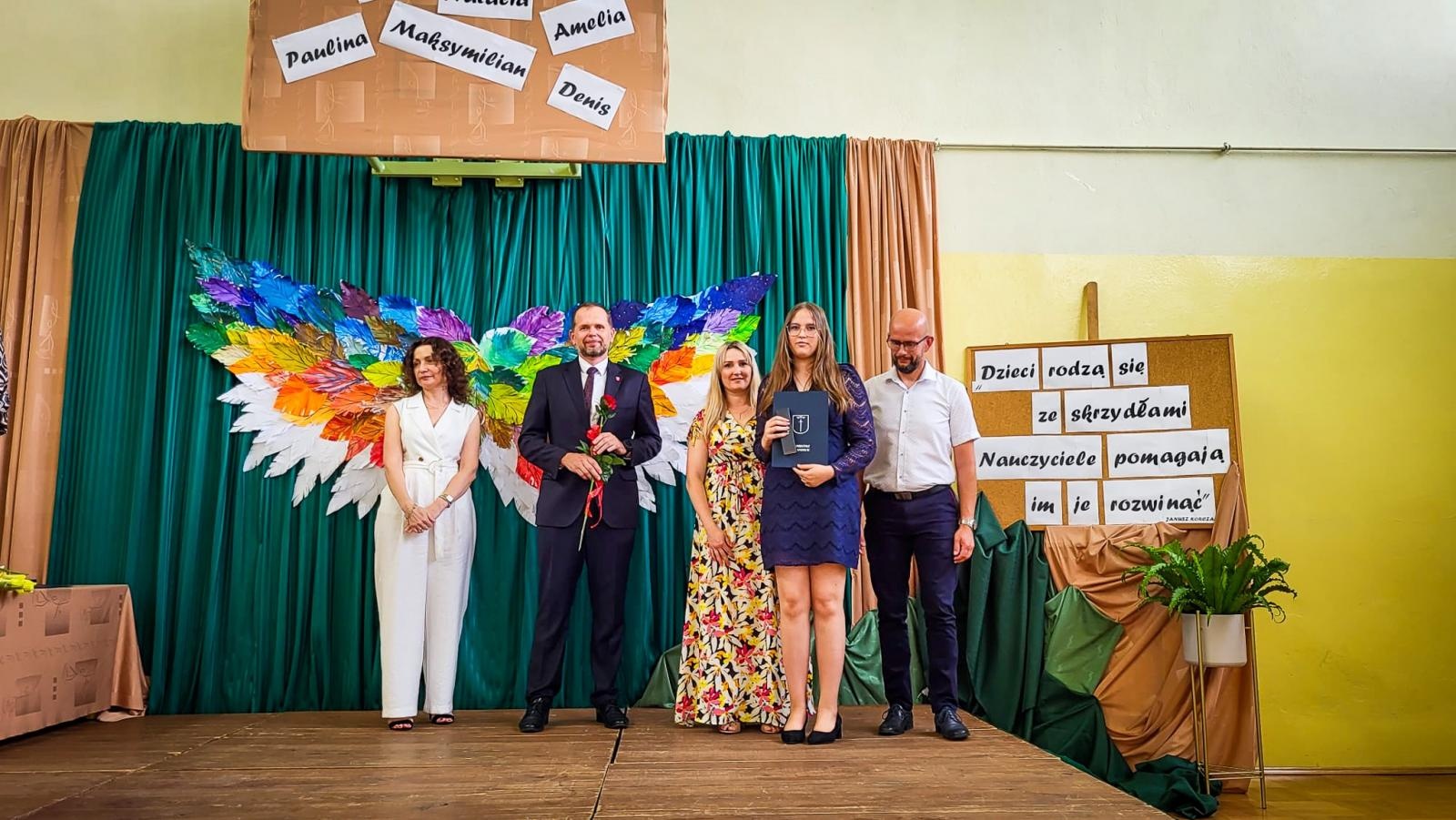 Zdjęcie w galerii na portalu naszraciborz.pl: Pióro z grawerem, dyplom i bon. Burmistrz Krzanowic uhonorował prymusów wiadomości z regionu