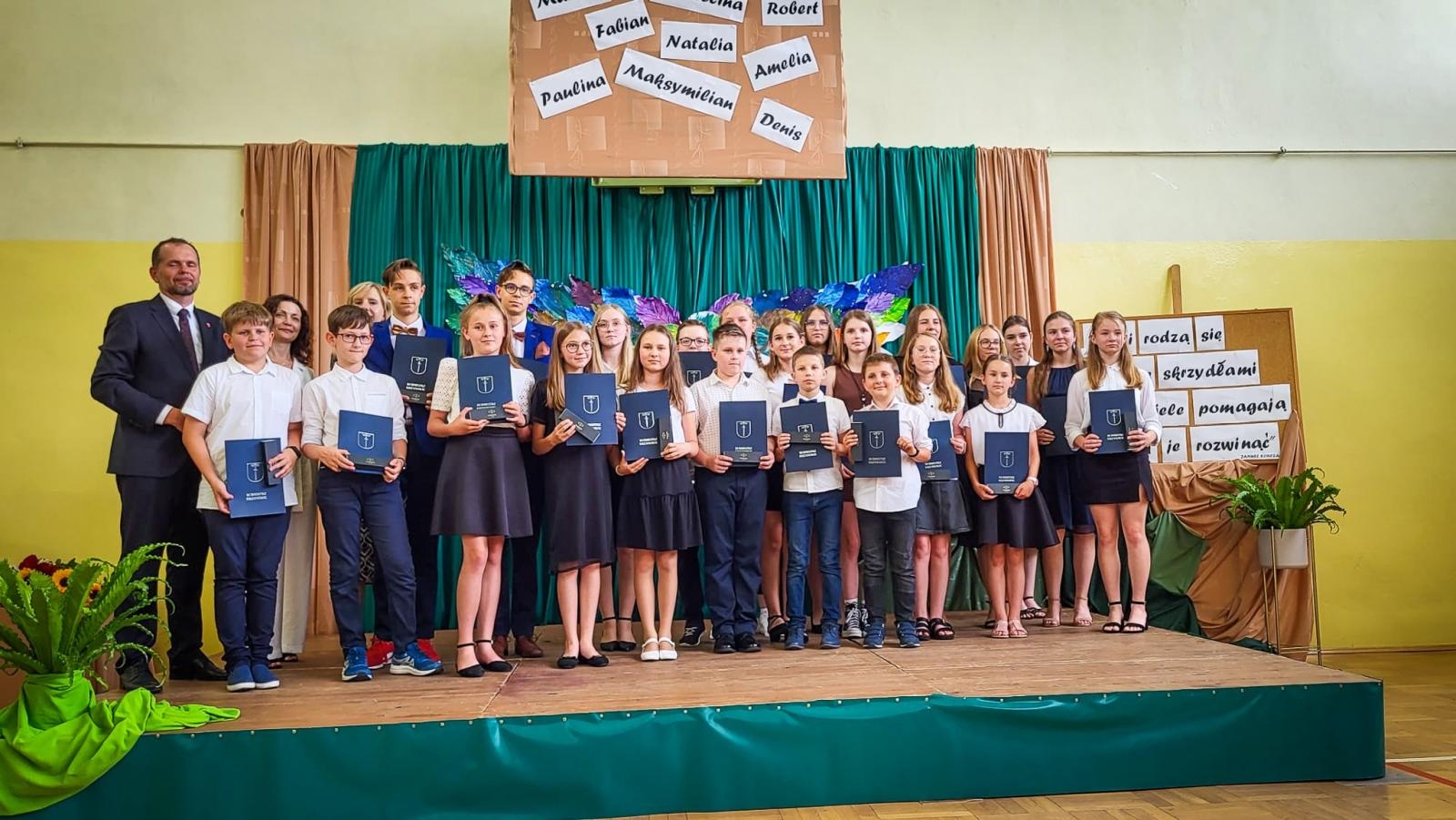 Zdjęcie w galerii na portalu naszraciborz.pl: Pióro z grawerem, dyplom i bon. Burmistrz Krzanowic uhonorował prymusów wiadomości z regionu