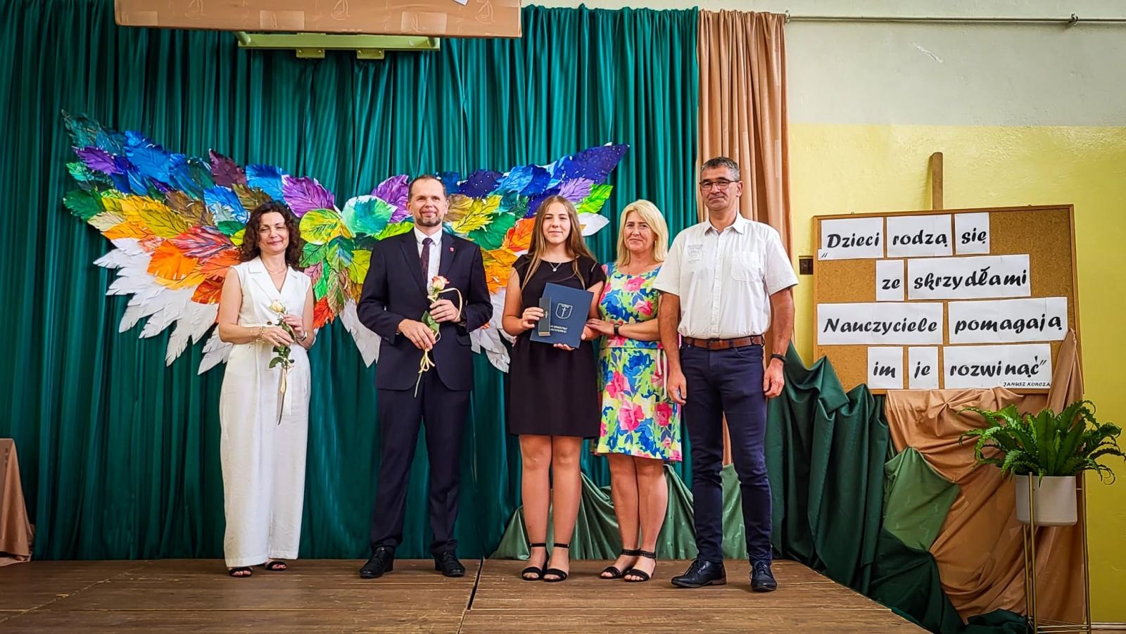 Zdjęcie w galerii na portalu naszraciborz.pl: Pióro z grawerem, dyplom i bon. Burmistrz Krzanowic uhonorował prymusów wiadomości z regionu