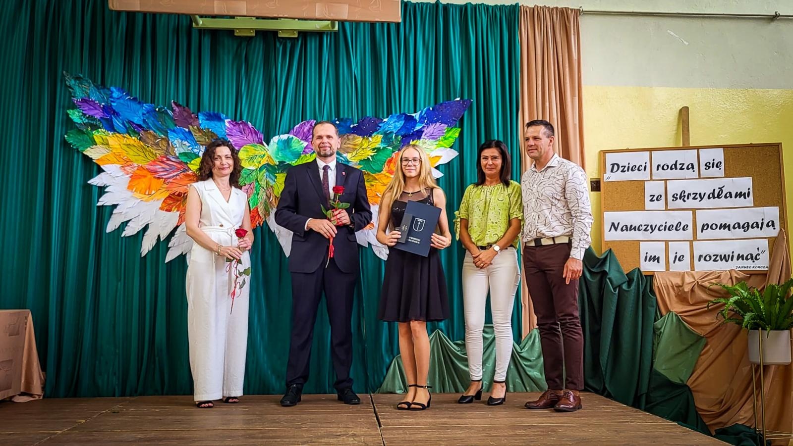 Zdjęcie w galerii na portalu naszraciborz.pl: Pióro z grawerem, dyplom i bon. Burmistrz Krzanowic uhonorował prymusów wiadomości z regionu