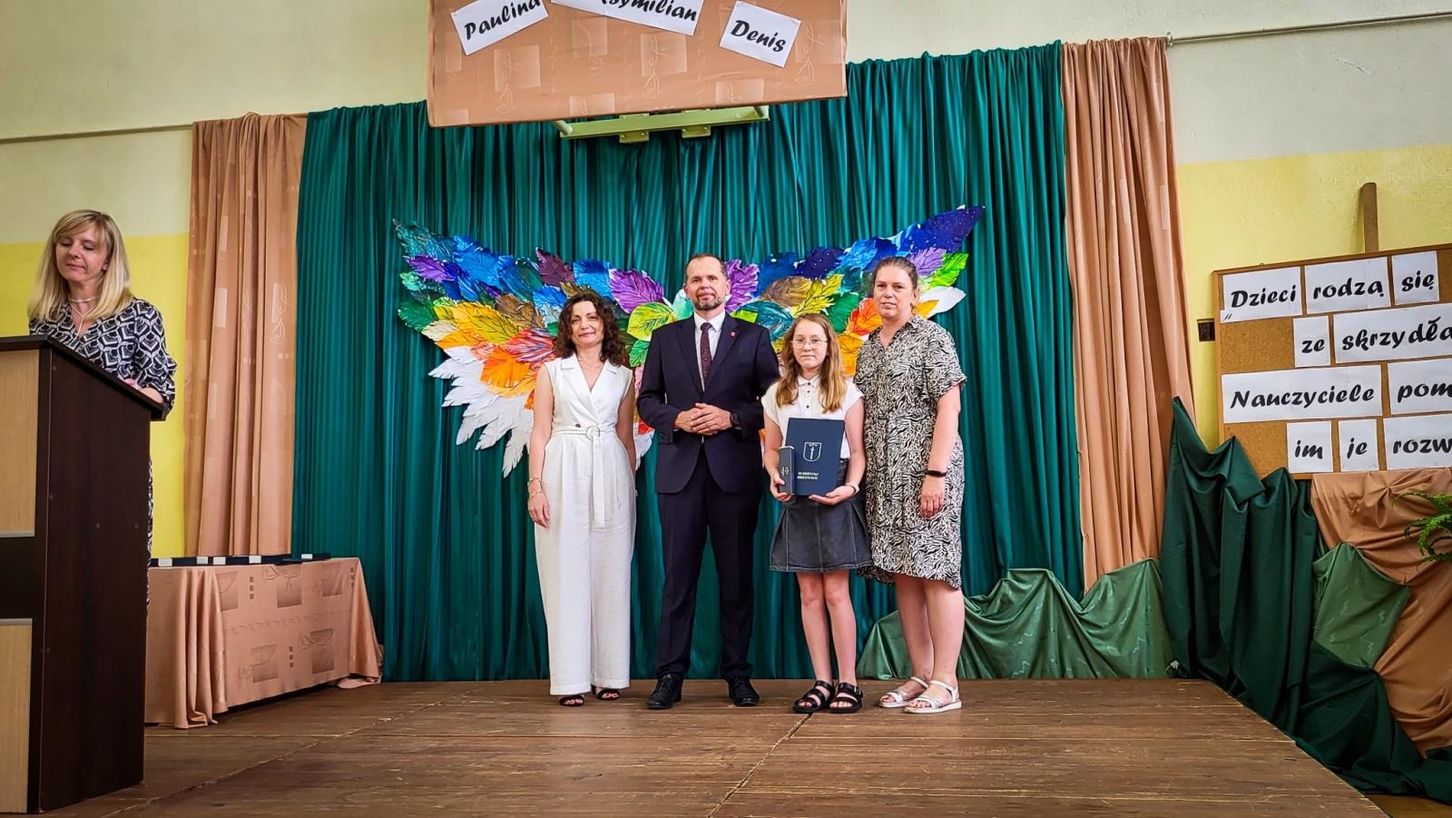 Zdjęcie w galerii na portalu naszraciborz.pl: Pióro z grawerem, dyplom i bon. Burmistrz Krzanowic uhonorował prymusów wiadomości z regionu