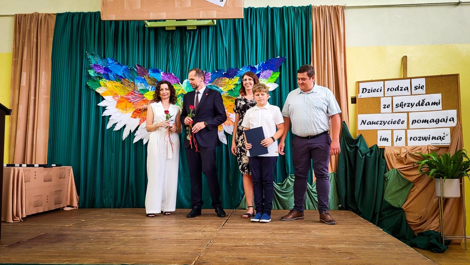 Zdjęcie w galerii na portalu naszraciborz.pl: Pióro z grawerem, dyplom i bon. Burmistrz Krzanowic uhonorował prymusów wiadomości z regionu