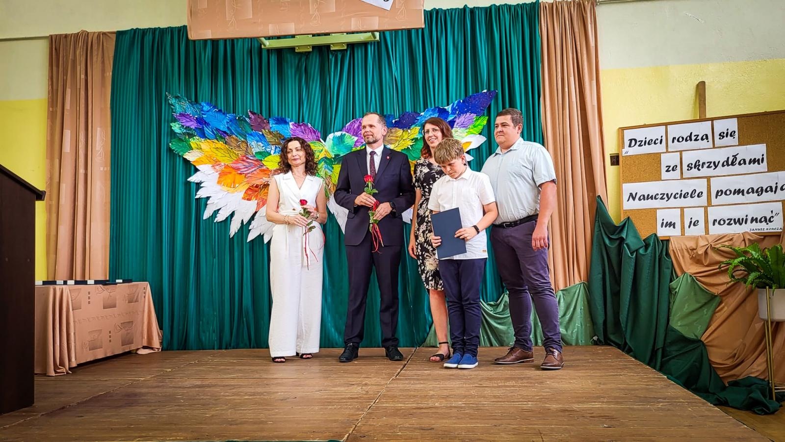 Zdjęcie w galerii na portalu naszraciborz.pl: Pióro z grawerem, dyplom i bon. Burmistrz Krzanowic uhonorował prymusów wiadomości z regionu