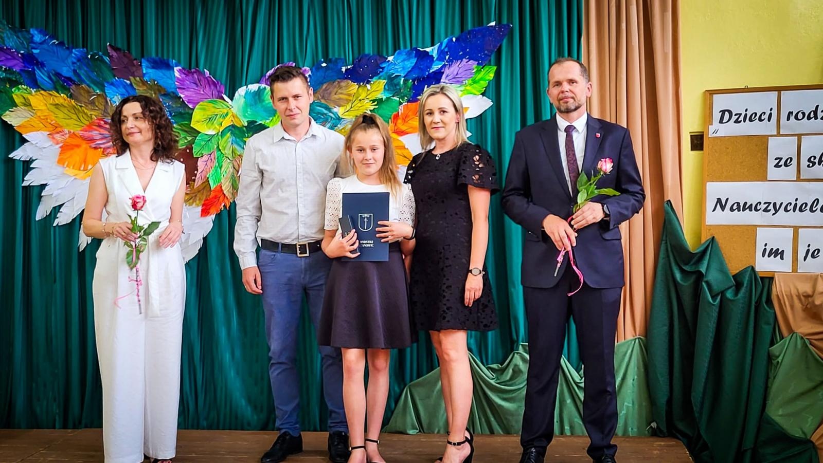 Zdjęcie w galerii na portalu naszraciborz.pl: Pióro z grawerem, dyplom i bon. Burmistrz Krzanowic uhonorował prymusów wiadomości z regionu