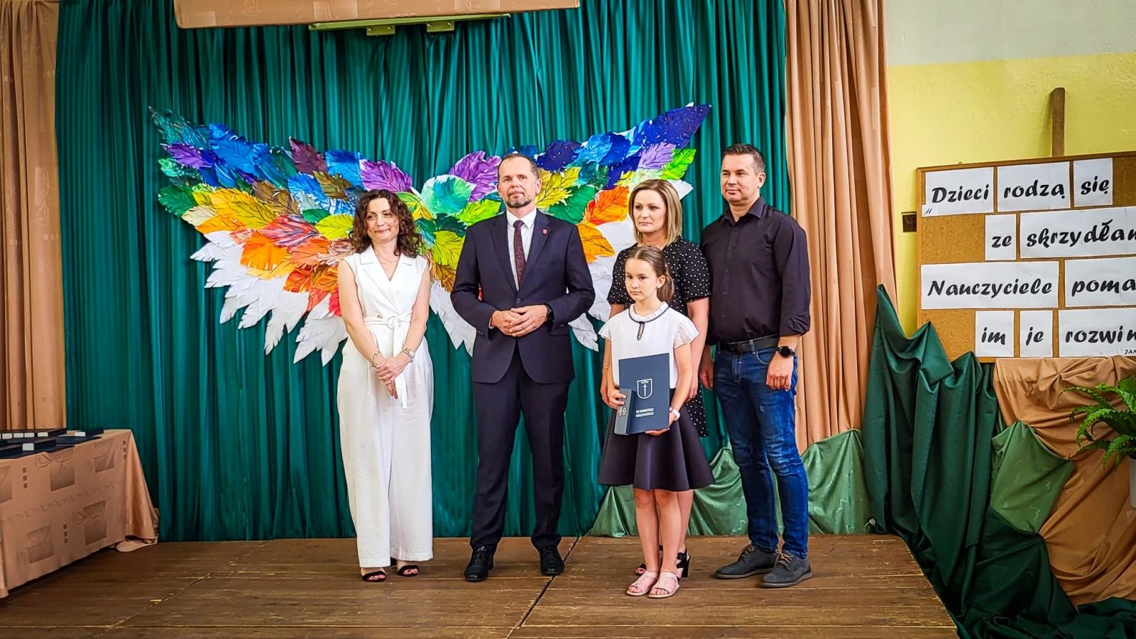 Zdjęcie w galerii na portalu naszraciborz.pl: Pióro z grawerem, dyplom i bon. Burmistrz Krzanowic uhonorował prymusów wiadomości z regionu