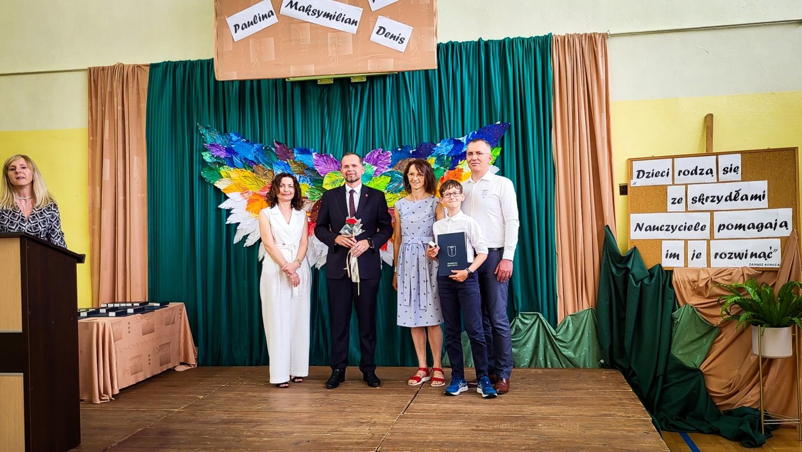 Zdjęcie w galerii na portalu naszraciborz.pl: Pióro z grawerem, dyplom i bon. Burmistrz Krzanowic uhonorował prymusów wiadomości z regionu