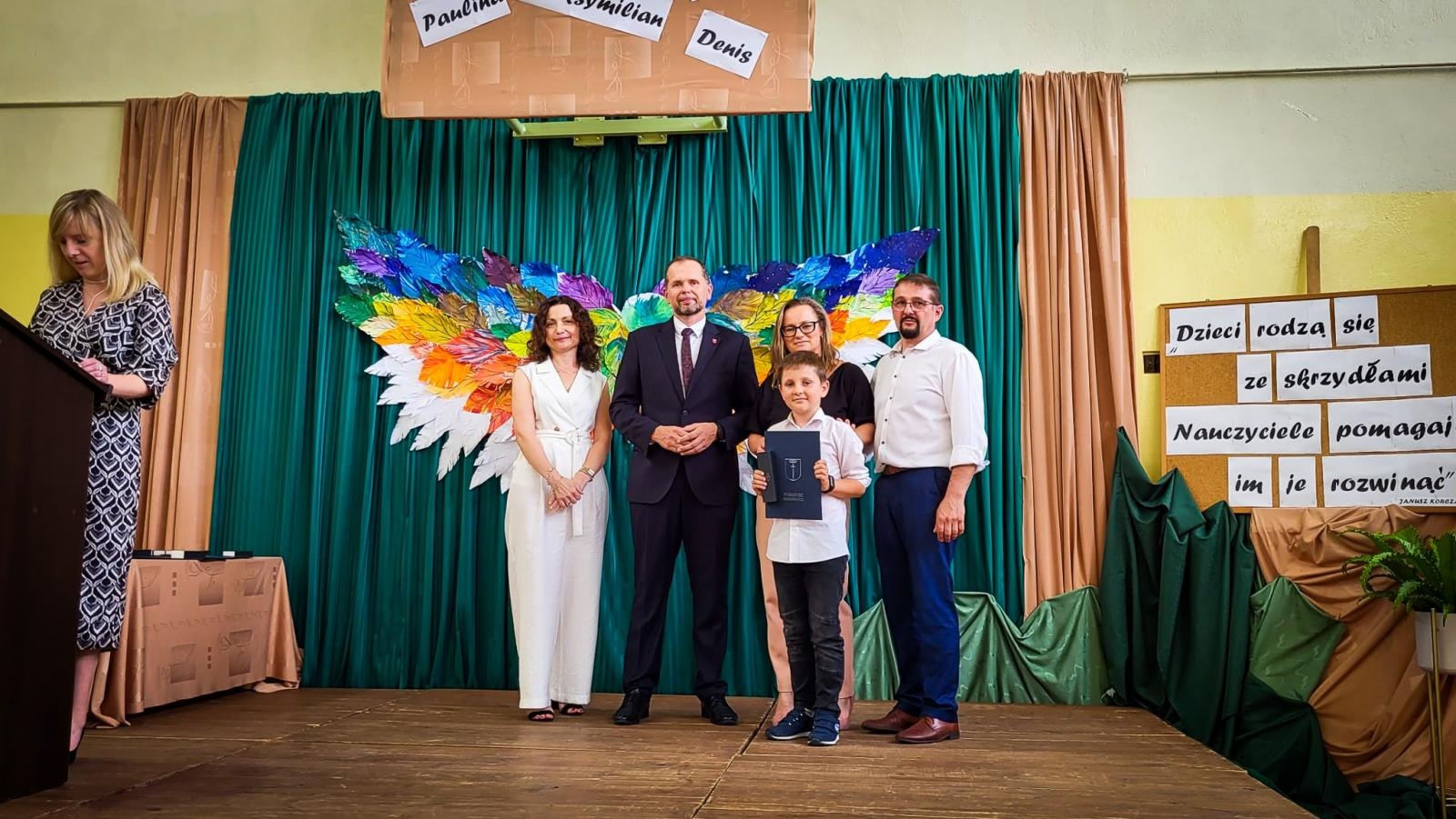 Zdjęcie w galerii na portalu naszraciborz.pl: Pióro z grawerem, dyplom i bon. Burmistrz Krzanowic uhonorował prymusów wiadomości z regionu