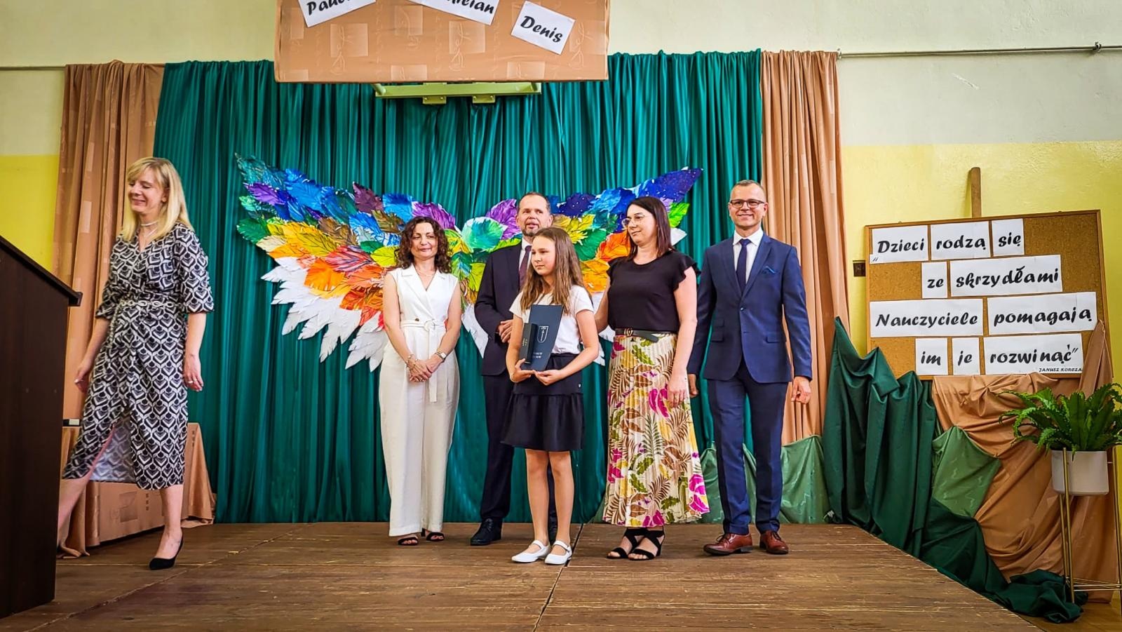 Zdjęcie w galerii na portalu naszraciborz.pl: Pióro z grawerem, dyplom i bon. Burmistrz Krzanowic uhonorował prymusów wiadomości z regionu