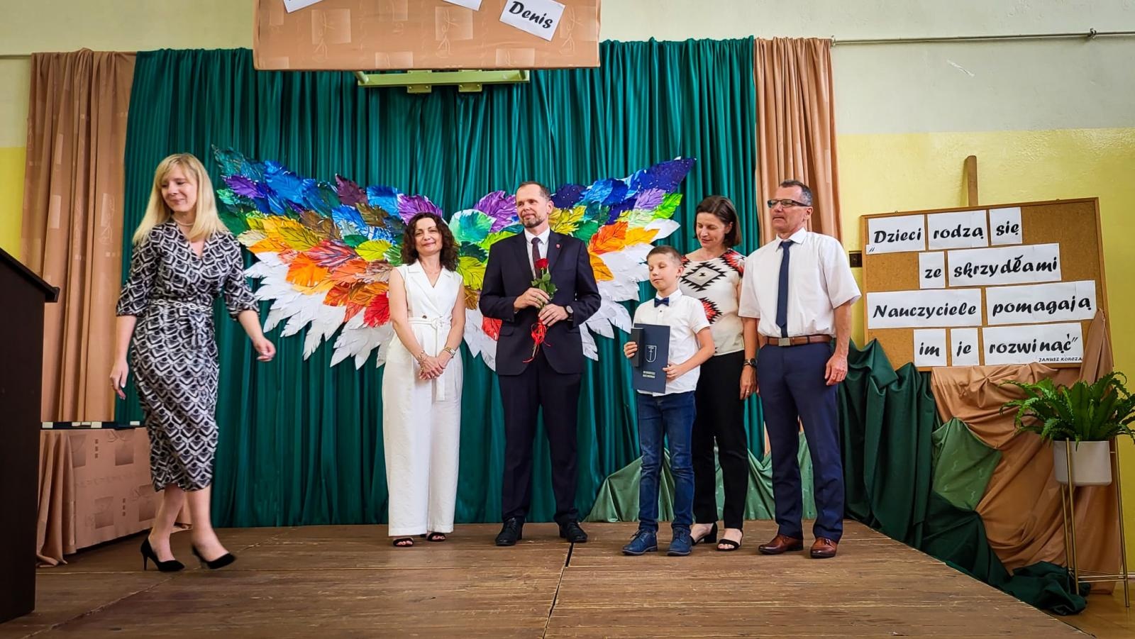 Zdjęcie w galerii na portalu naszraciborz.pl: Pióro z grawerem, dyplom i bon. Burmistrz Krzanowic uhonorował prymusów wiadomości z regionu