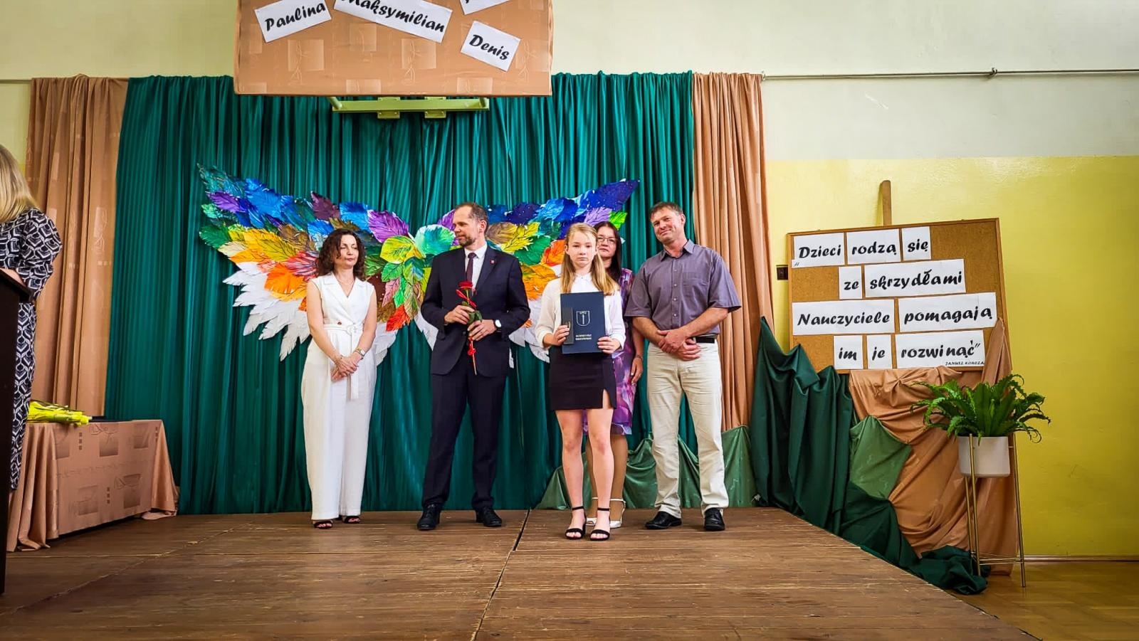 Zdjęcie w galerii na portalu naszraciborz.pl: Pióro z grawerem, dyplom i bon. Burmistrz Krzanowic uhonorował prymusów wiadomości z regionu