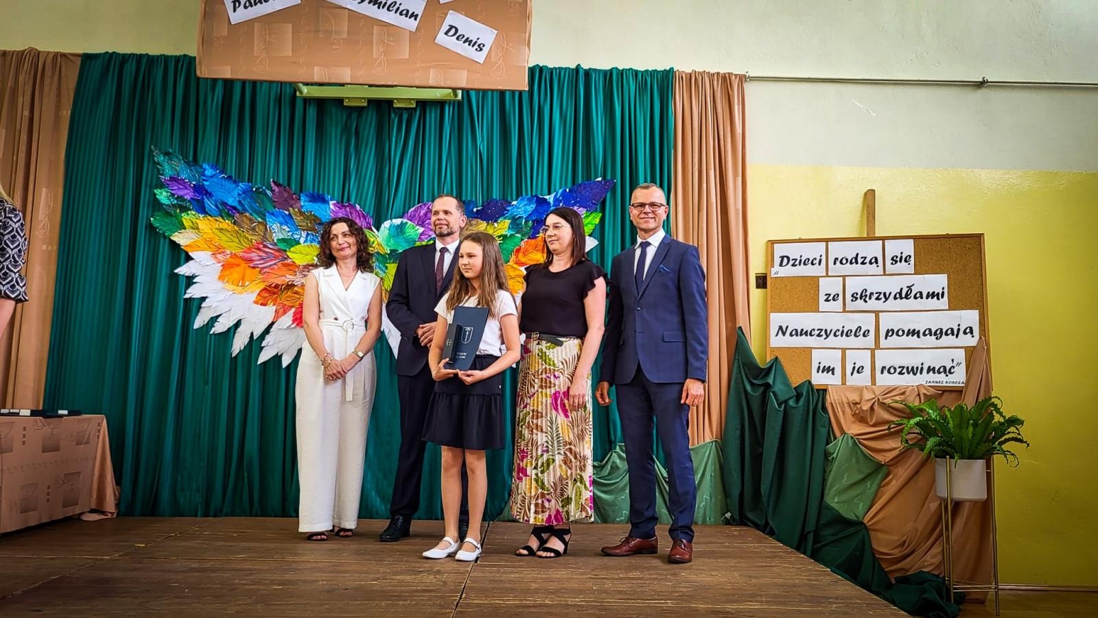 Zdjęcie w galerii na portalu naszraciborz.pl: Pióro z grawerem, dyplom i bon. Burmistrz Krzanowic uhonorował prymusów wiadomości z regionu