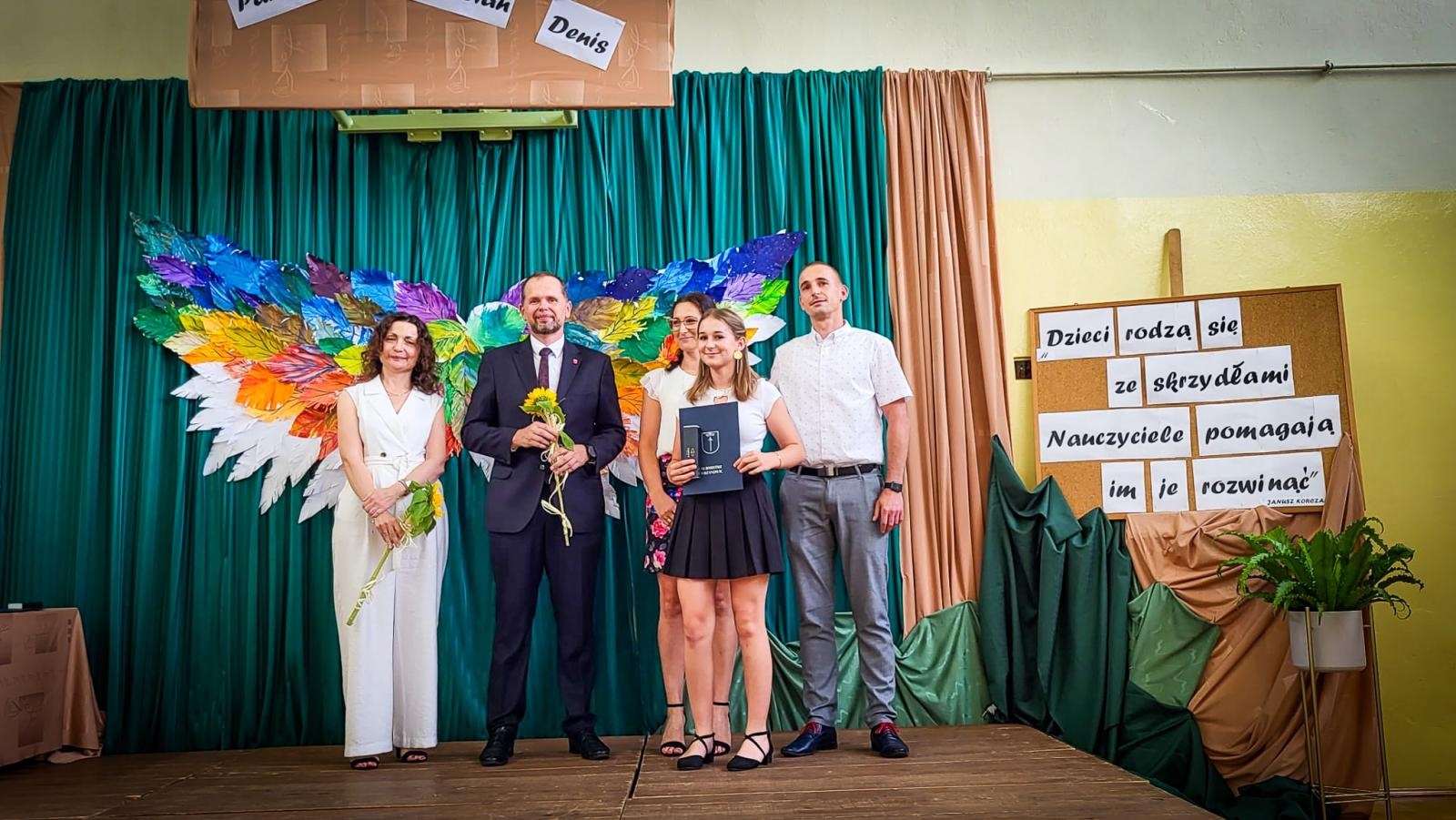 Zdjęcie w galerii na portalu naszraciborz.pl: Pióro z grawerem, dyplom i bon. Burmistrz Krzanowic uhonorował prymusów wiadomości z regionu