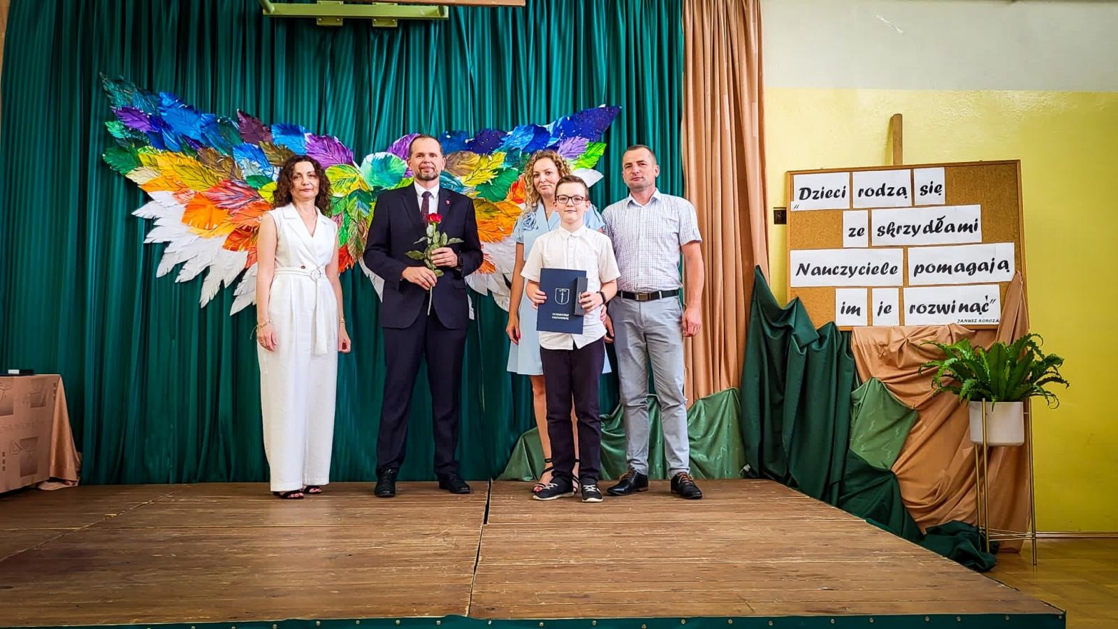 Zdjęcie w galerii na portalu naszraciborz.pl: Pióro z grawerem, dyplom i bon. Burmistrz Krzanowic uhonorował prymusów wiadomości z regionu