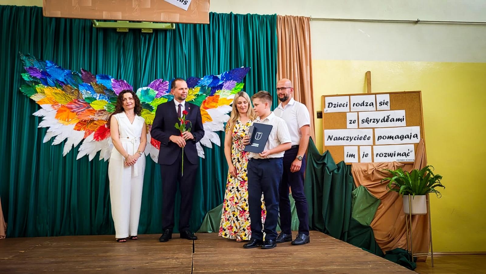 Zdjęcie w galerii na portalu naszraciborz.pl: Pióro z grawerem, dyplom i bon. Burmistrz Krzanowic uhonorował prymusów wiadomości z regionu