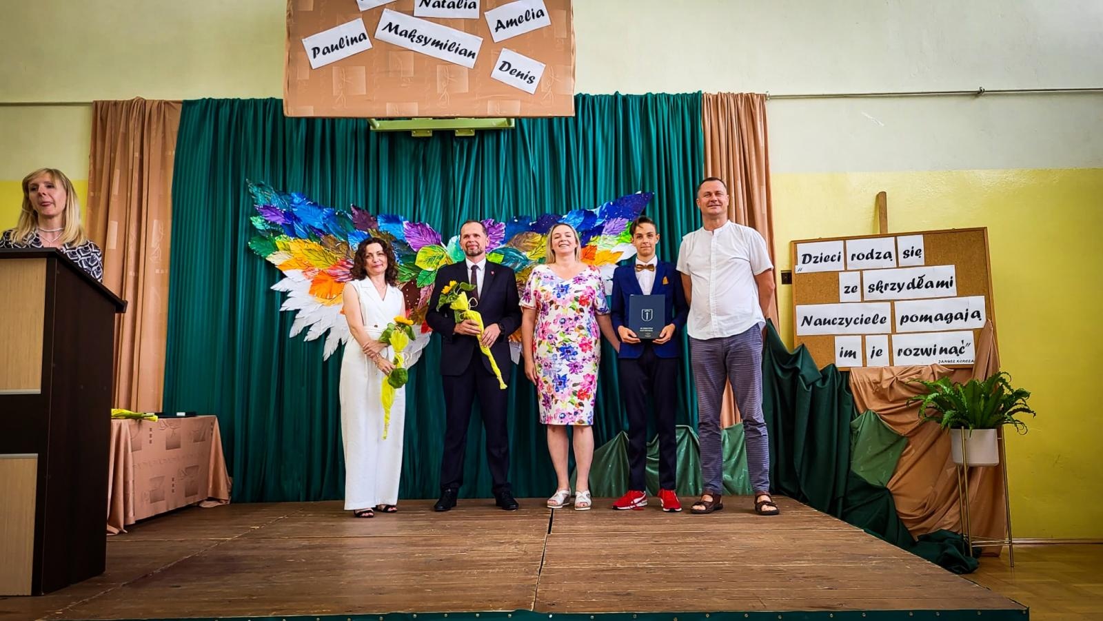 Zdjęcie w galerii na portalu naszraciborz.pl: Pióro z grawerem, dyplom i bon. Burmistrz Krzanowic uhonorował prymusów wiadomości z regionu