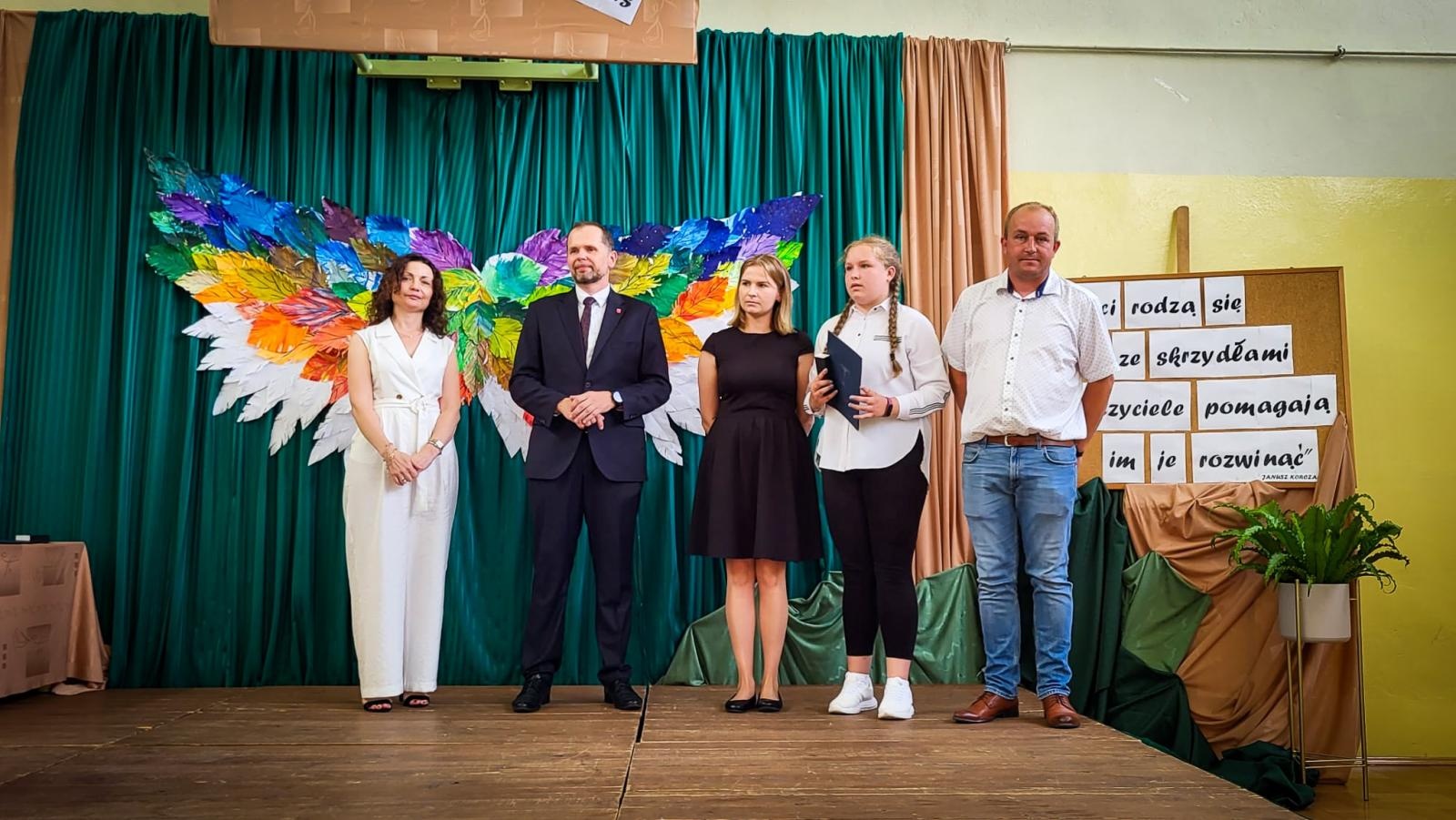 Zdjęcie w galerii na portalu naszraciborz.pl: Pióro z grawerem, dyplom i bon. Burmistrz Krzanowic uhonorował prymusów wiadomości z regionu