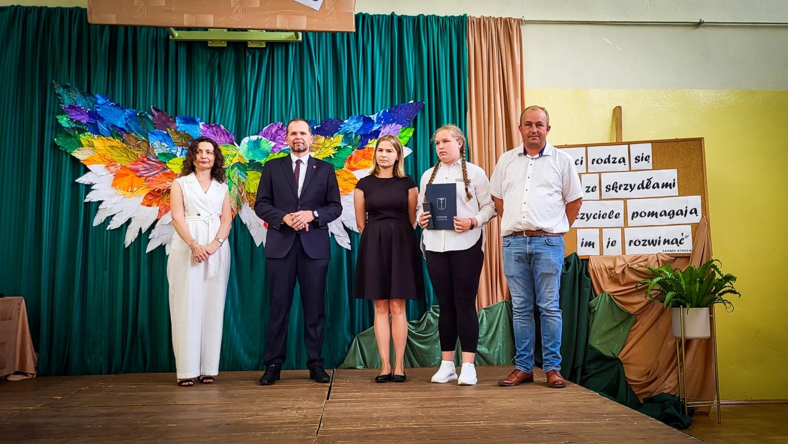 Zdjęcie w galerii na portalu naszraciborz.pl: Pióro z grawerem, dyplom i bon. Burmistrz Krzanowic uhonorował prymusów wiadomości z regionu