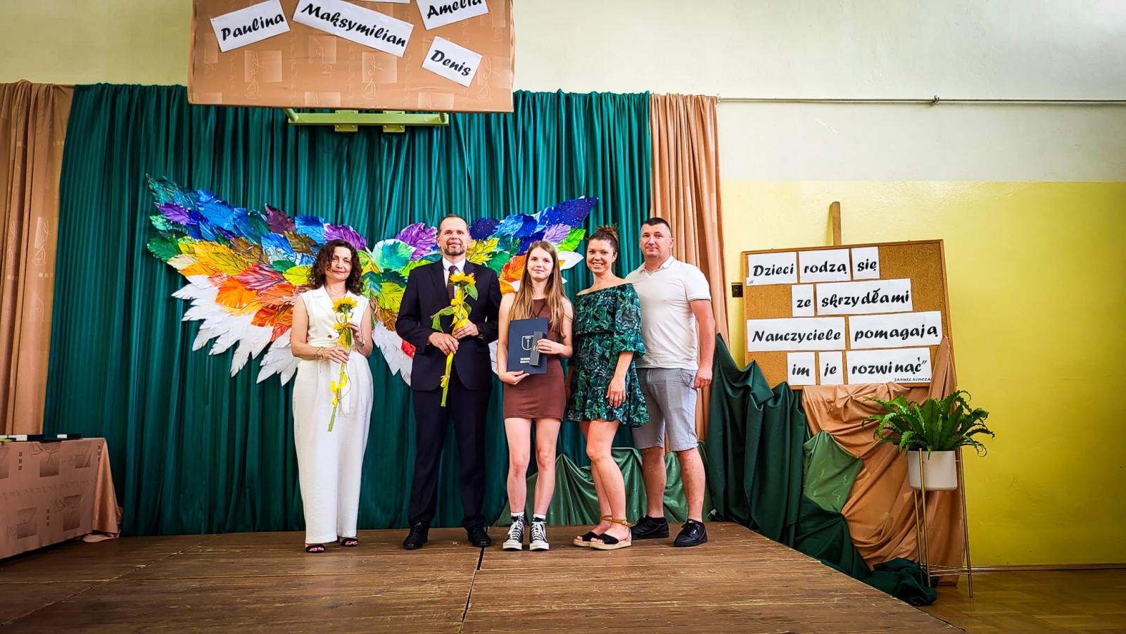 Zdjęcie w galerii na portalu naszraciborz.pl: Pióro z grawerem, dyplom i bon. Burmistrz Krzanowic uhonorował prymusów wiadomości z regionu