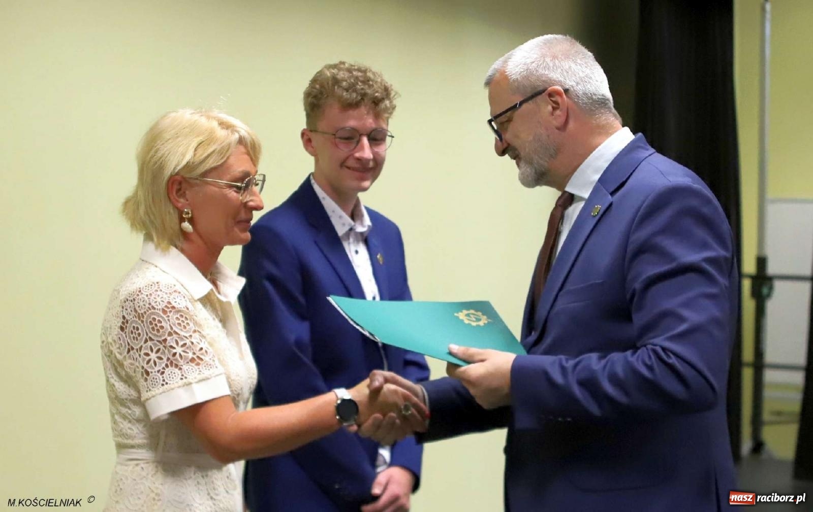 Zdjęcie w galerii na portalu naszraciborz.pl: Mechanik na wakacjach. Tak szkoła pożegnała absolwentów wiadomości z regionu