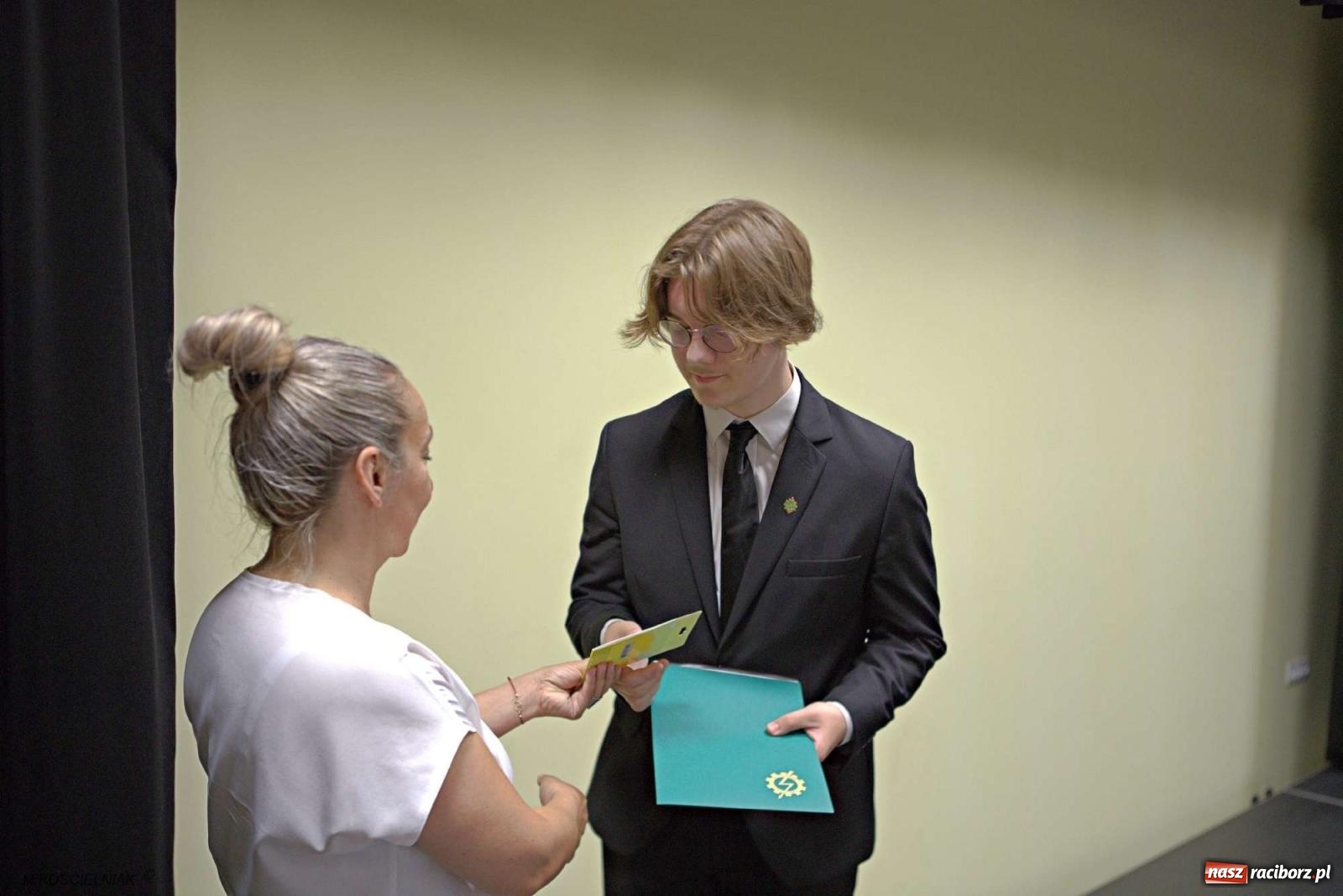 Zdjęcie w galerii na portalu naszraciborz.pl: Mechanik na wakacjach. Tak szkoła pożegnała absolwentów wiadomości z regionu