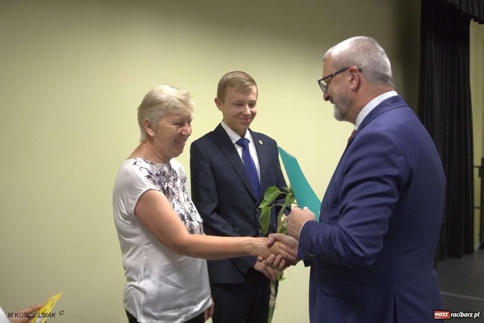 Zdjęcie w galerii na portalu naszraciborz.pl: Mechanik na wakacjach. Tak szkoła pożegnała absolwentów wiadomości z regionu
