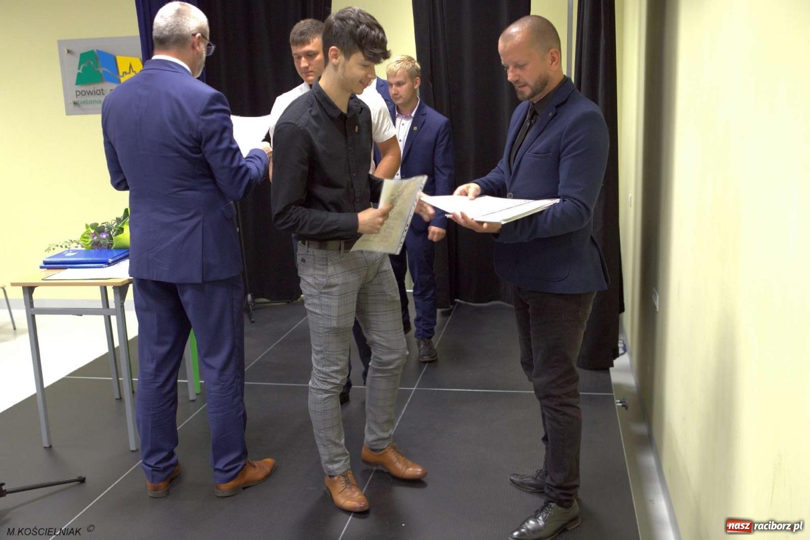 Zdjęcie w galerii na portalu naszraciborz.pl: Mechanik na wakacjach. Tak szkoła pożegnała absolwentów wiadomości z regionu