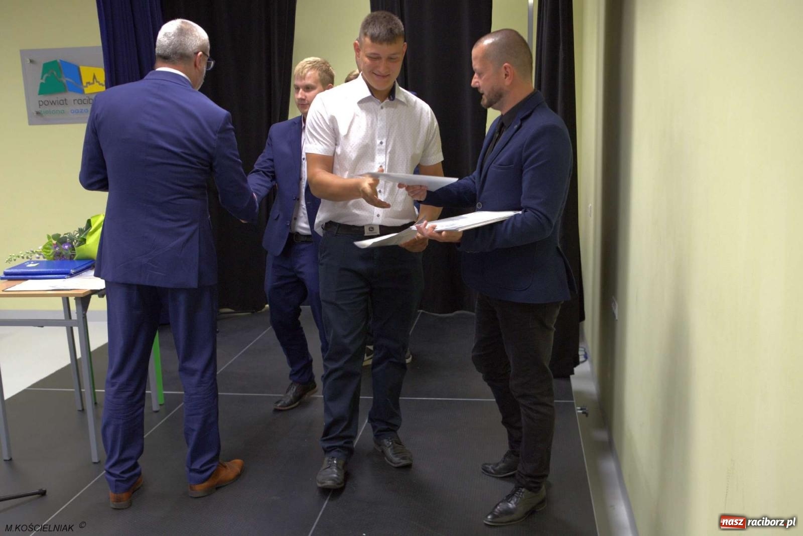 Zdjęcie w galerii na portalu naszraciborz.pl: Mechanik na wakacjach. Tak szkoła pożegnała absolwentów wiadomości z regionu