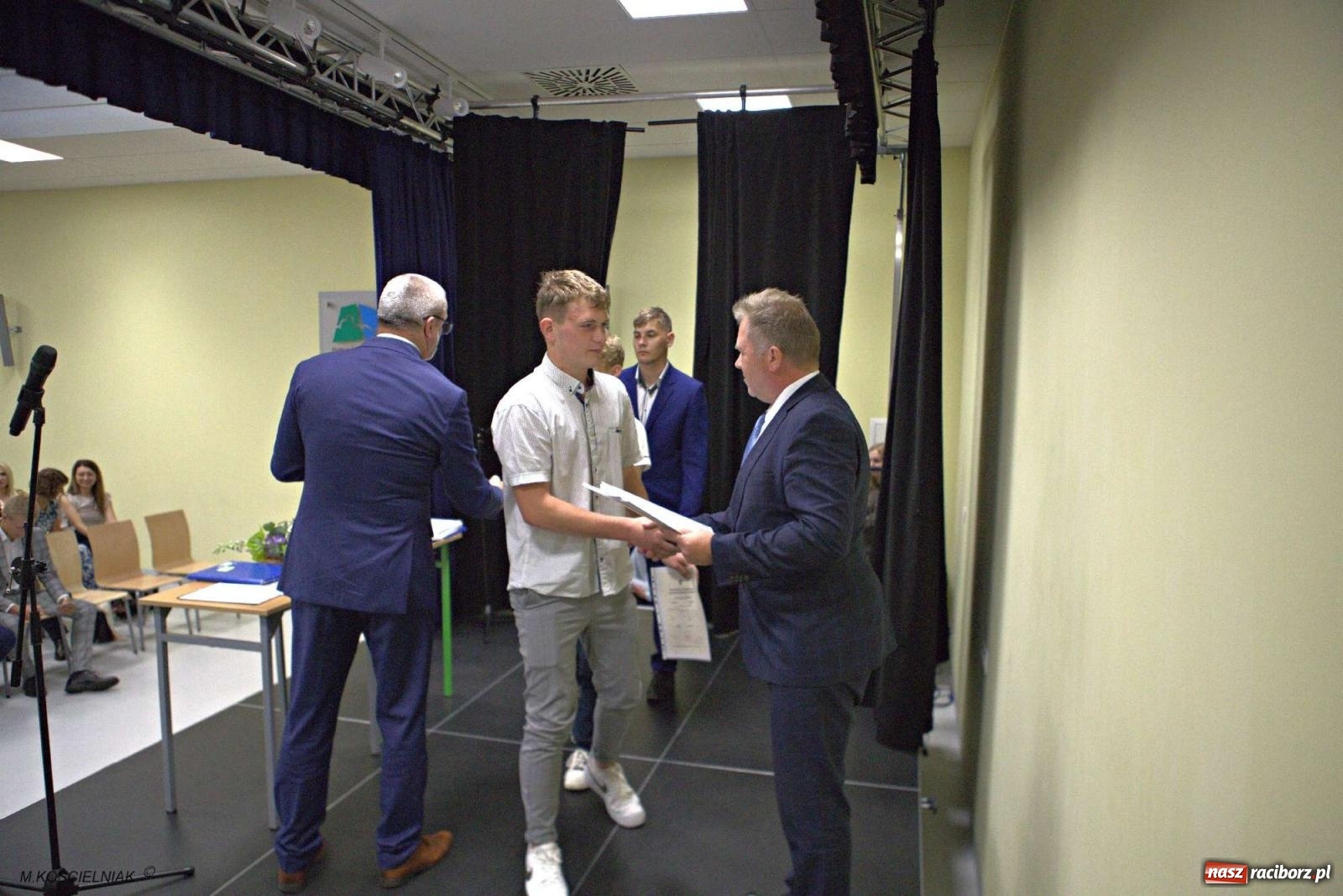 Zdjęcie w galerii na portalu naszraciborz.pl: Mechanik na wakacjach. Tak szkoła pożegnała absolwentów wiadomości z regionu