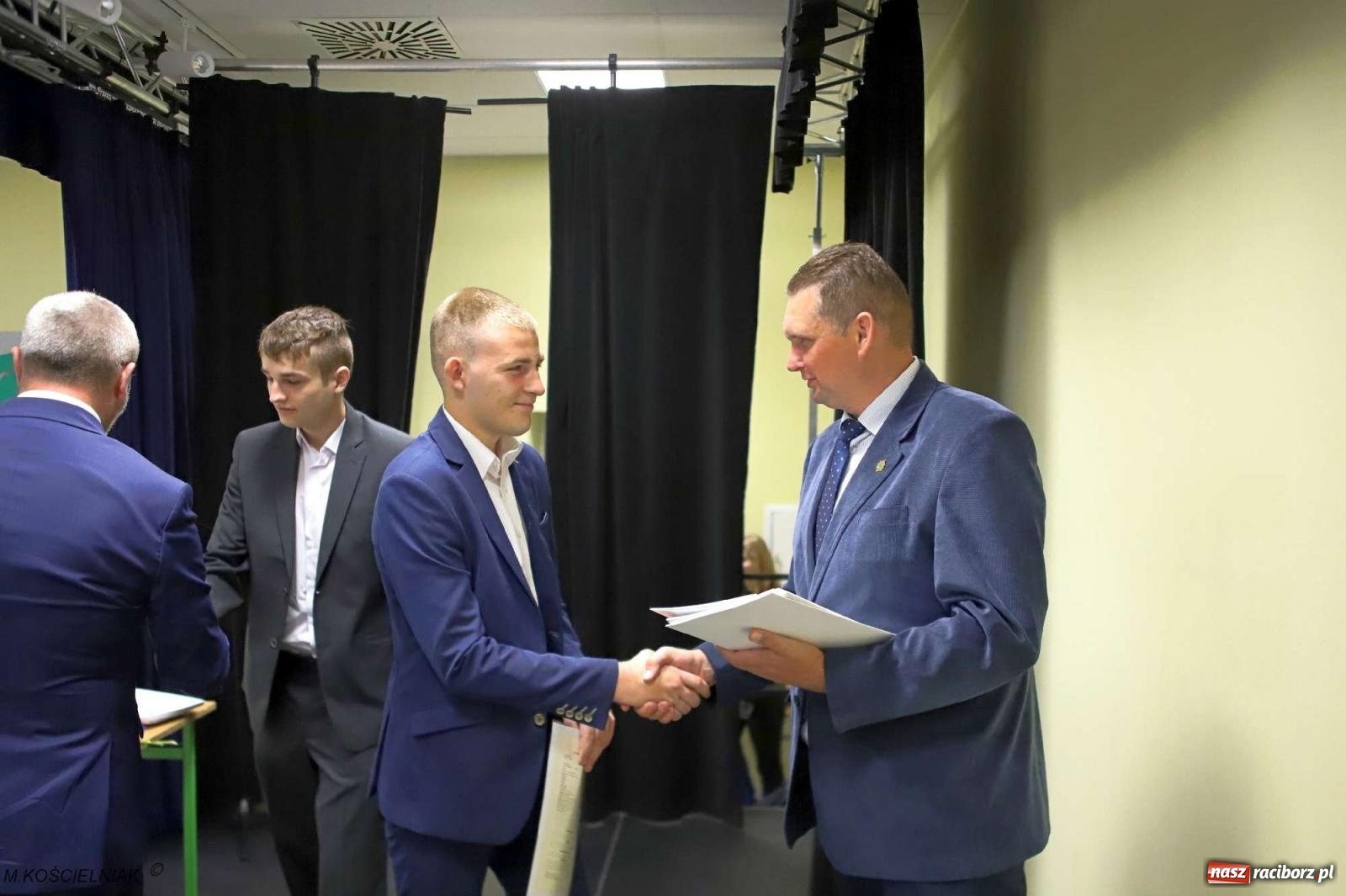 Zdjęcie w galerii na portalu naszraciborz.pl: Mechanik na wakacjach. Tak szkoła pożegnała absolwentów wiadomości z regionu