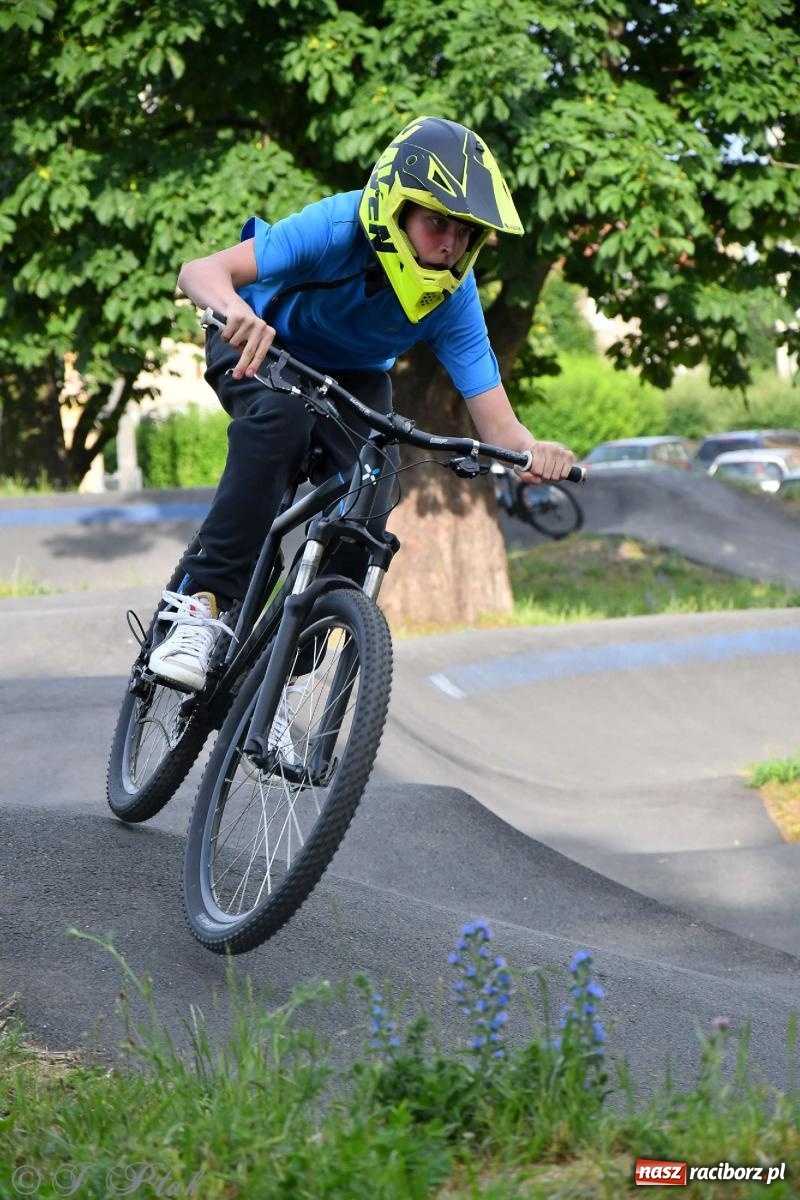 Zdjęcie w galerii na portalu naszraciborz.pl: Raciborski pumptrack świętuje roczek. Inwestycję przeforsowali radni [FOTO i WIDEO] wiadomości z regionu