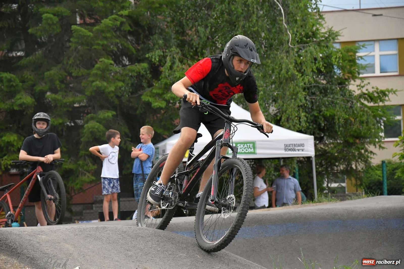 Zdjęcie w galerii na portalu naszraciborz.pl: Raciborski pumptrack świętuje roczek. Inwestycję przeforsowali radni [FOTO i WIDEO] wiadomości z regionu