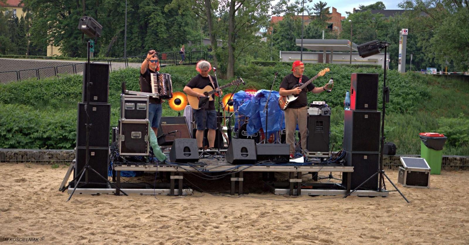 Zdjęcie w galerii na portalu naszraciborz.pl: Muzykowanie i wodowanie na bulwarach wiadomości z regionu