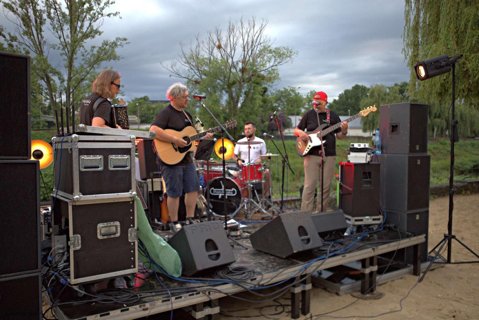 Zdjęcie w galerii na portalu naszraciborz.pl: Muzykowanie i wodowanie na bulwarach wiadomości z regionu