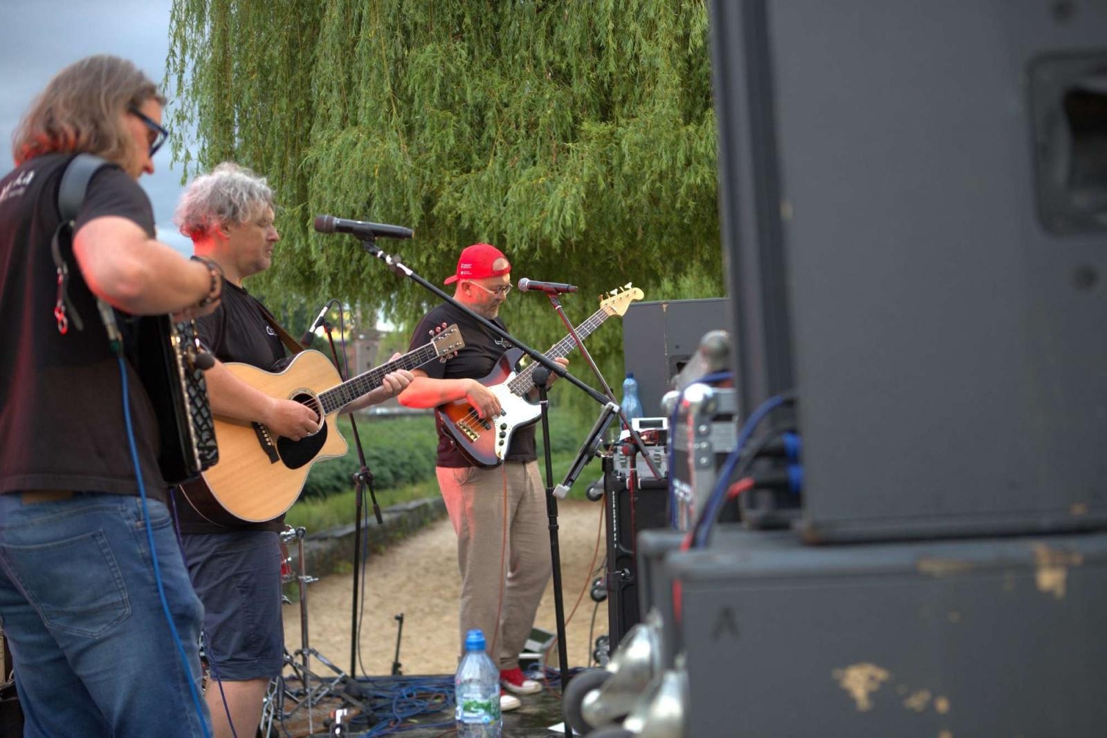 Zdjęcie w galerii na portalu naszraciborz.pl: Muzykowanie i wodowanie na bulwarach wiadomości z regionu